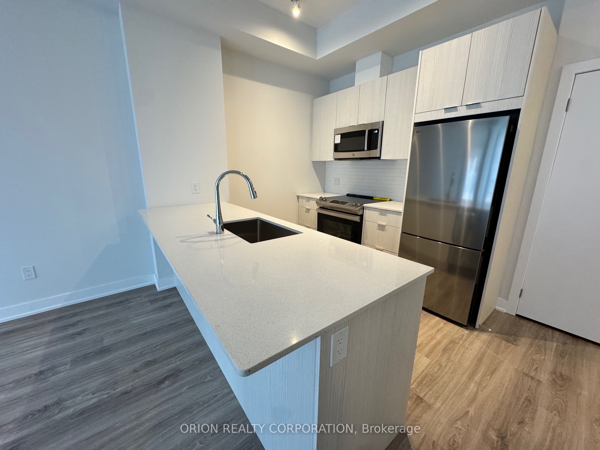 #302 - 430 Square One Drive Property Photo 3