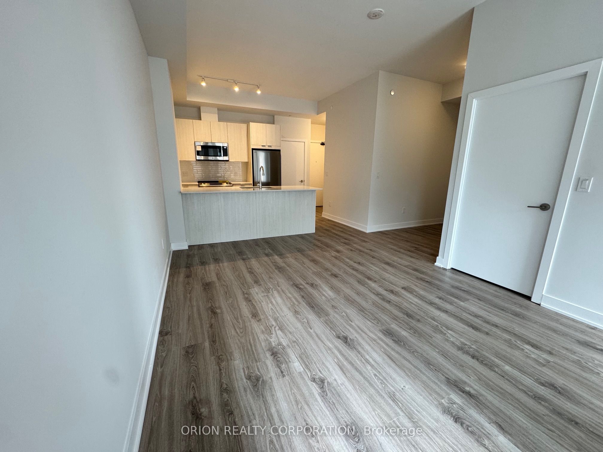 #302 - 430 Square One Drive Property Photo 6