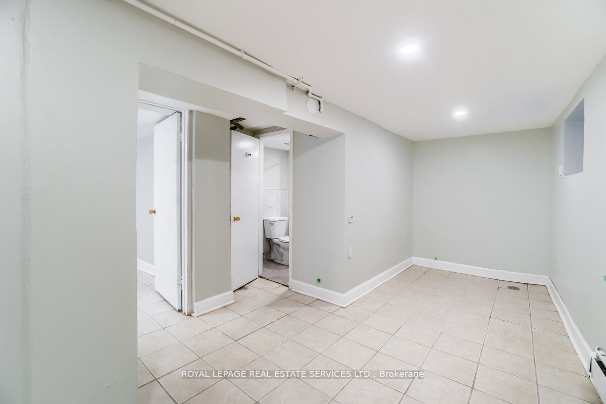 31 Tyndall Avenue Property Photo 39