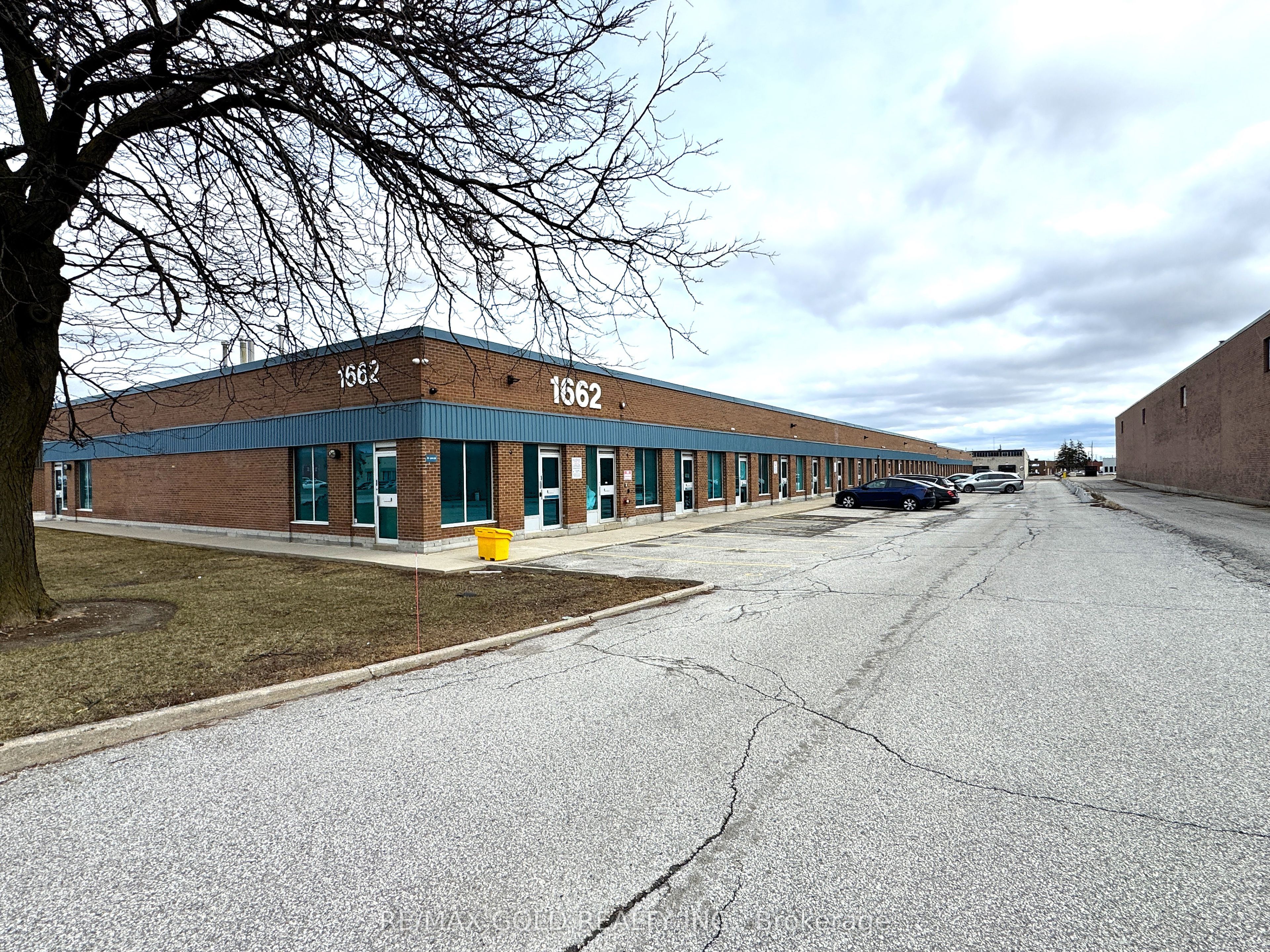#4 - 1662 Bonhill Road Property Photo 2
