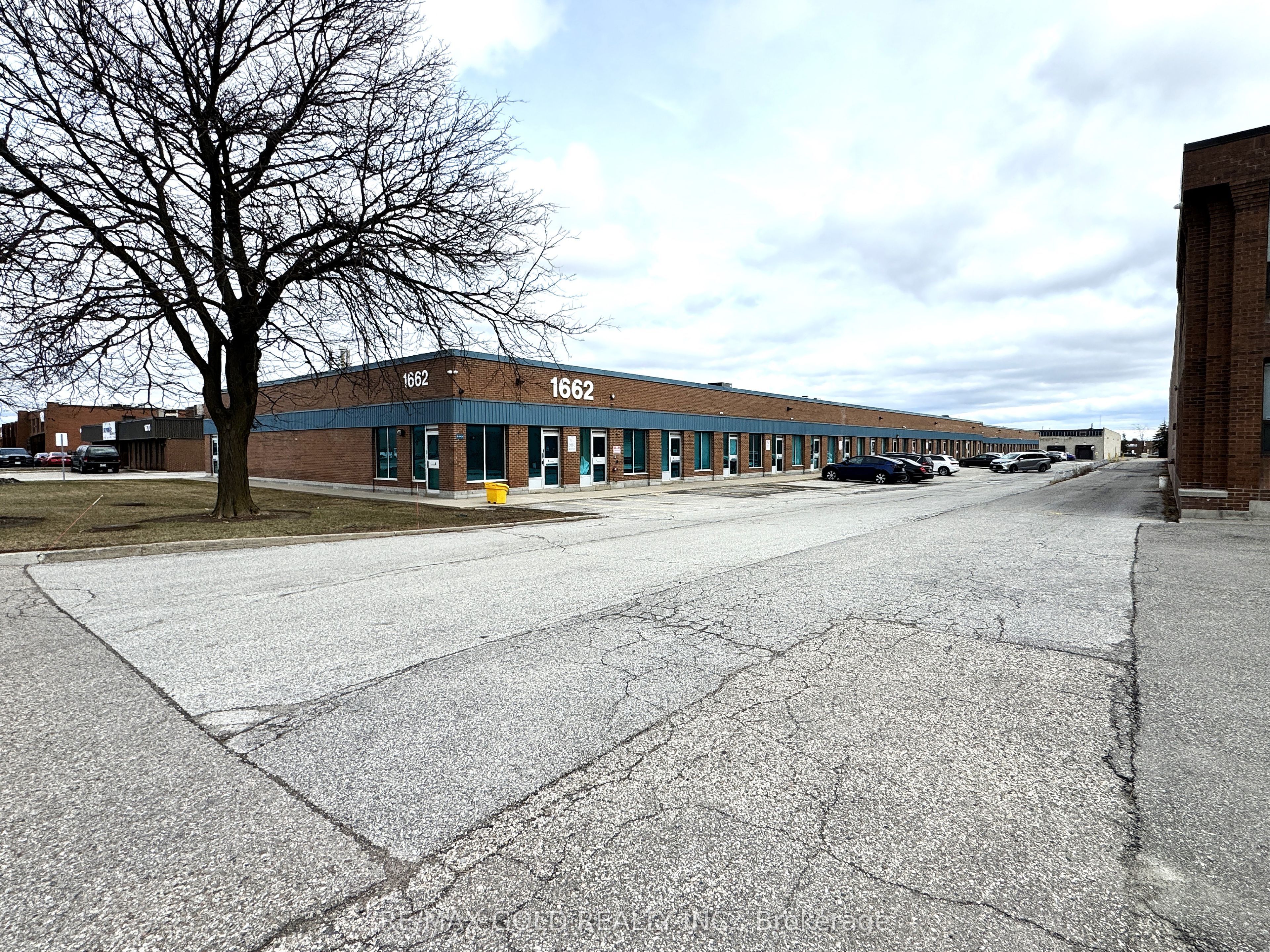 #4 - 1662 Bonhill Road Property Photo 3