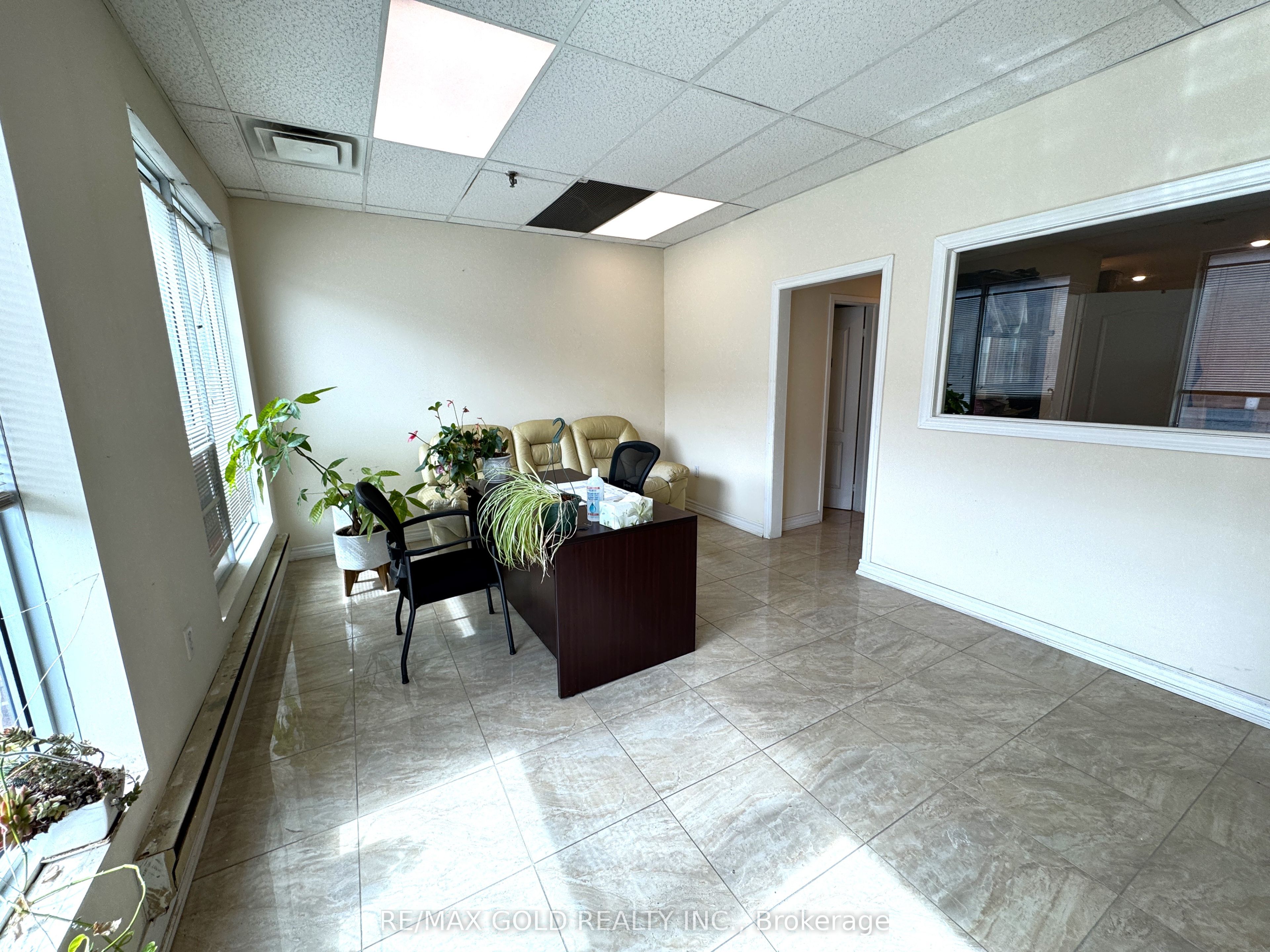 #4 - 1662 Bonhill Road Property Photo 4