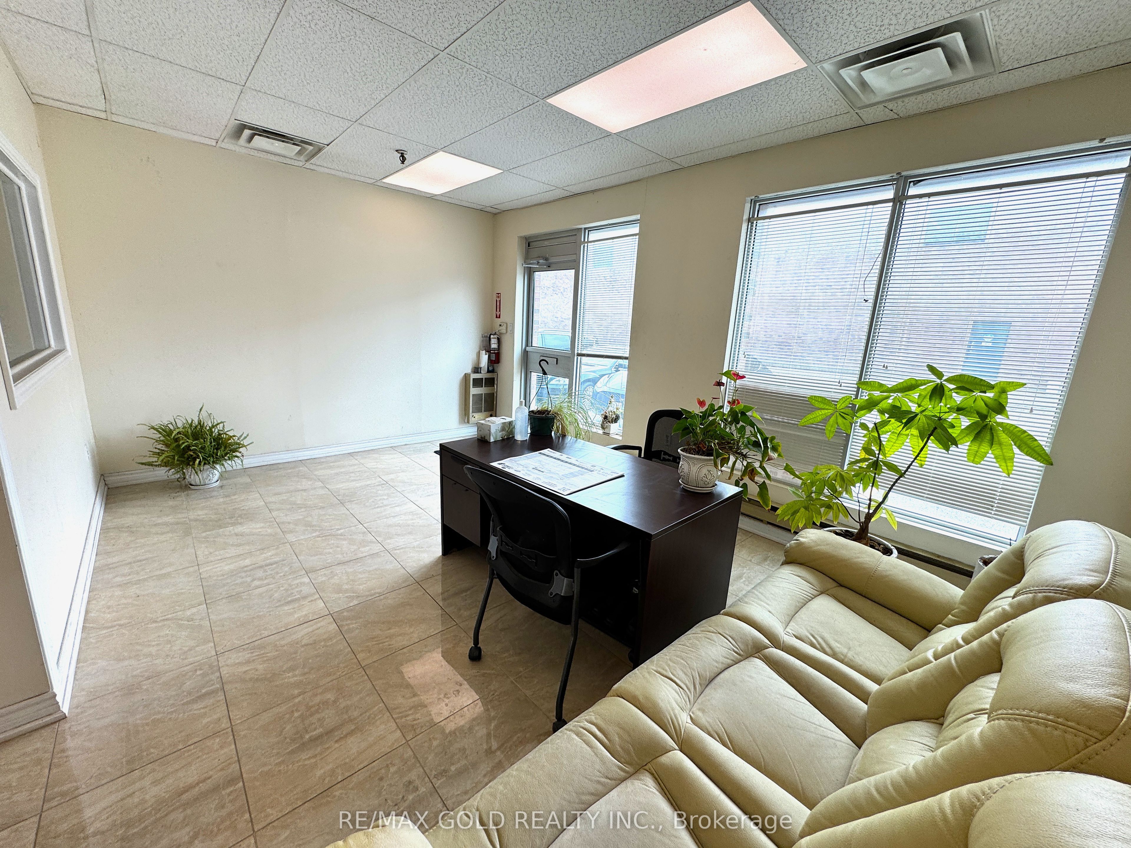 #4 - 1662 Bonhill Road Property Photo 5