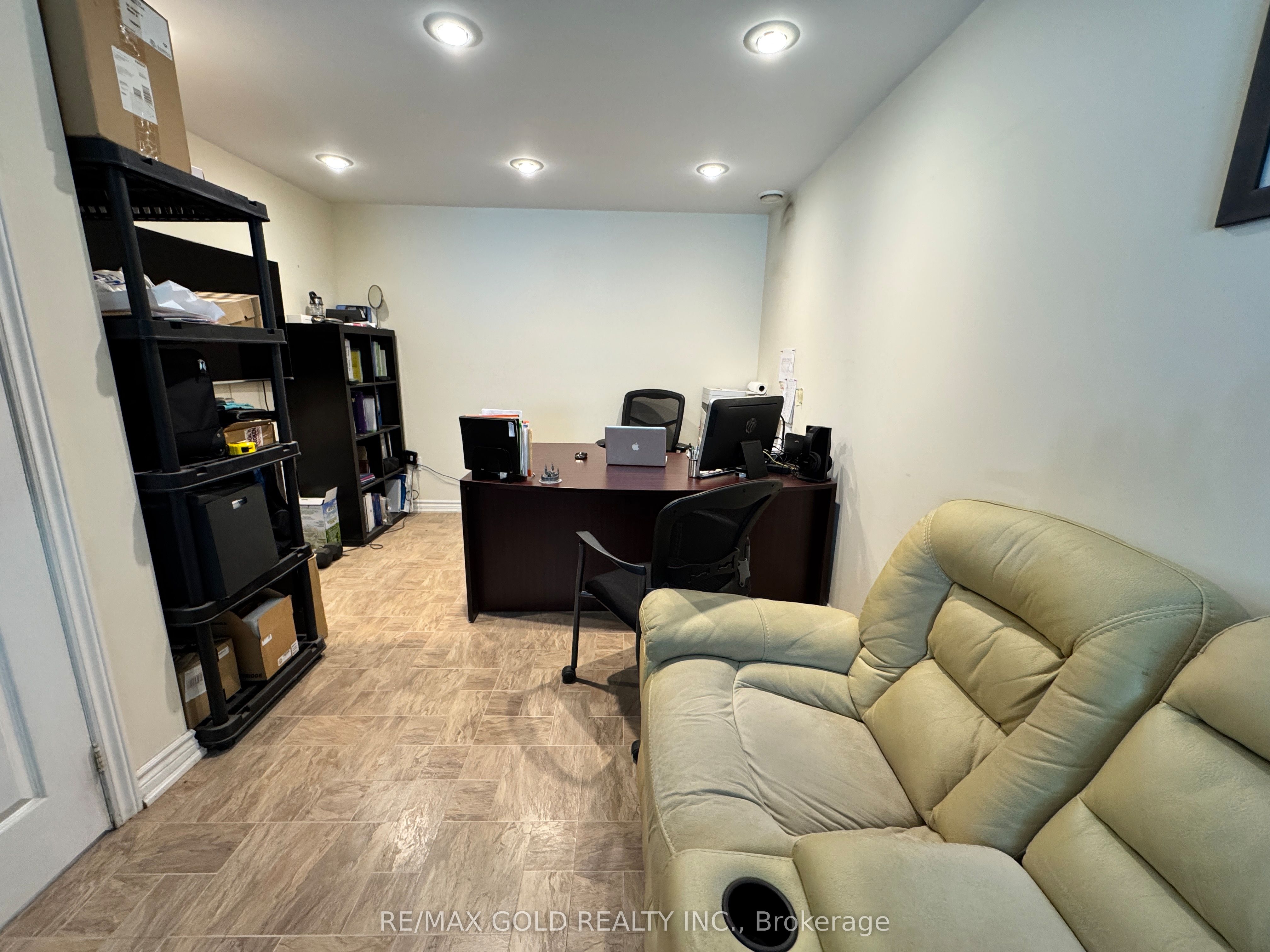 #4 - 1662 Bonhill Road Property Photo 9
