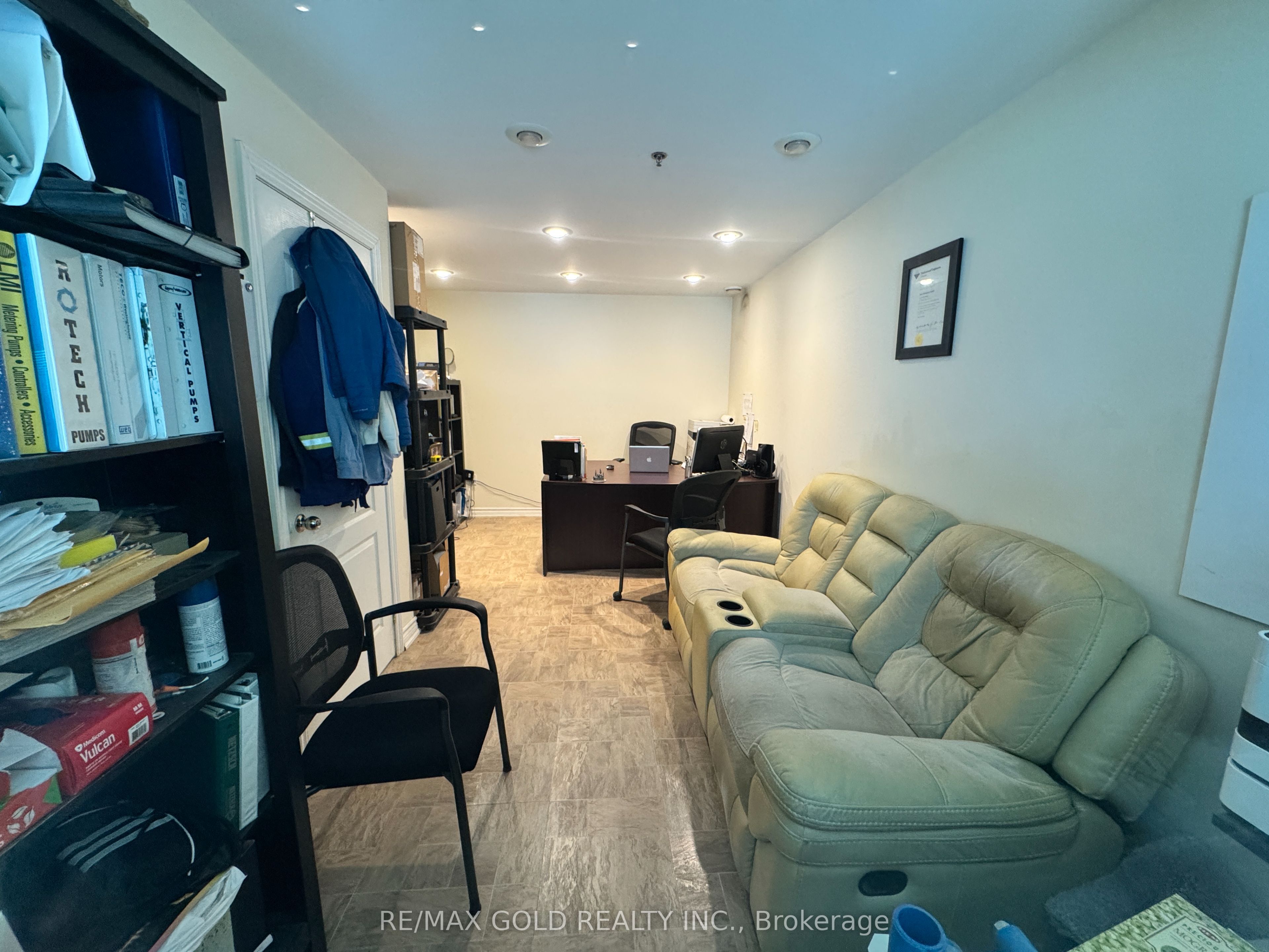 #4 - 1662 Bonhill Road Property Photo 11
