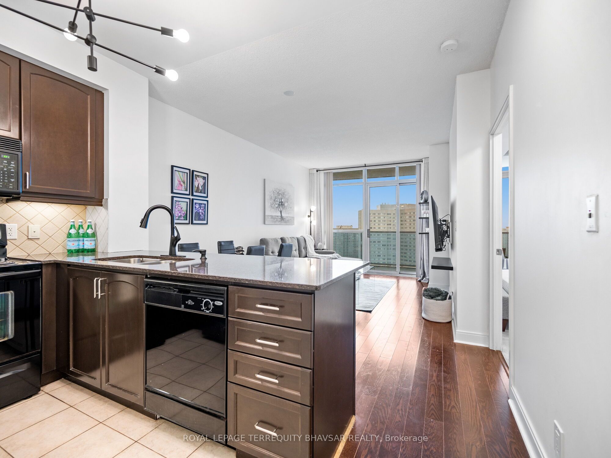 #1705 - 80 Absolute Avenue Property Photo 8