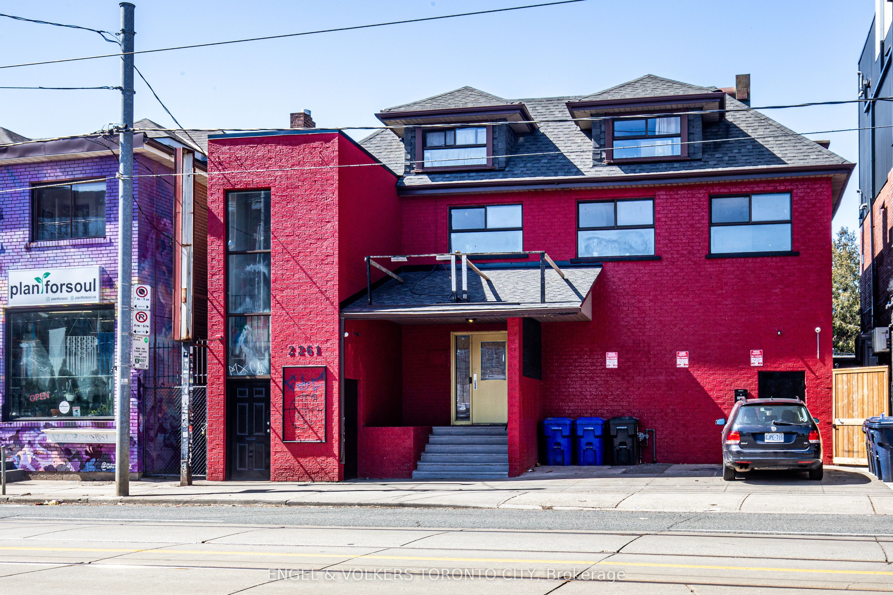 2261 Dundas Street Property Photo 2