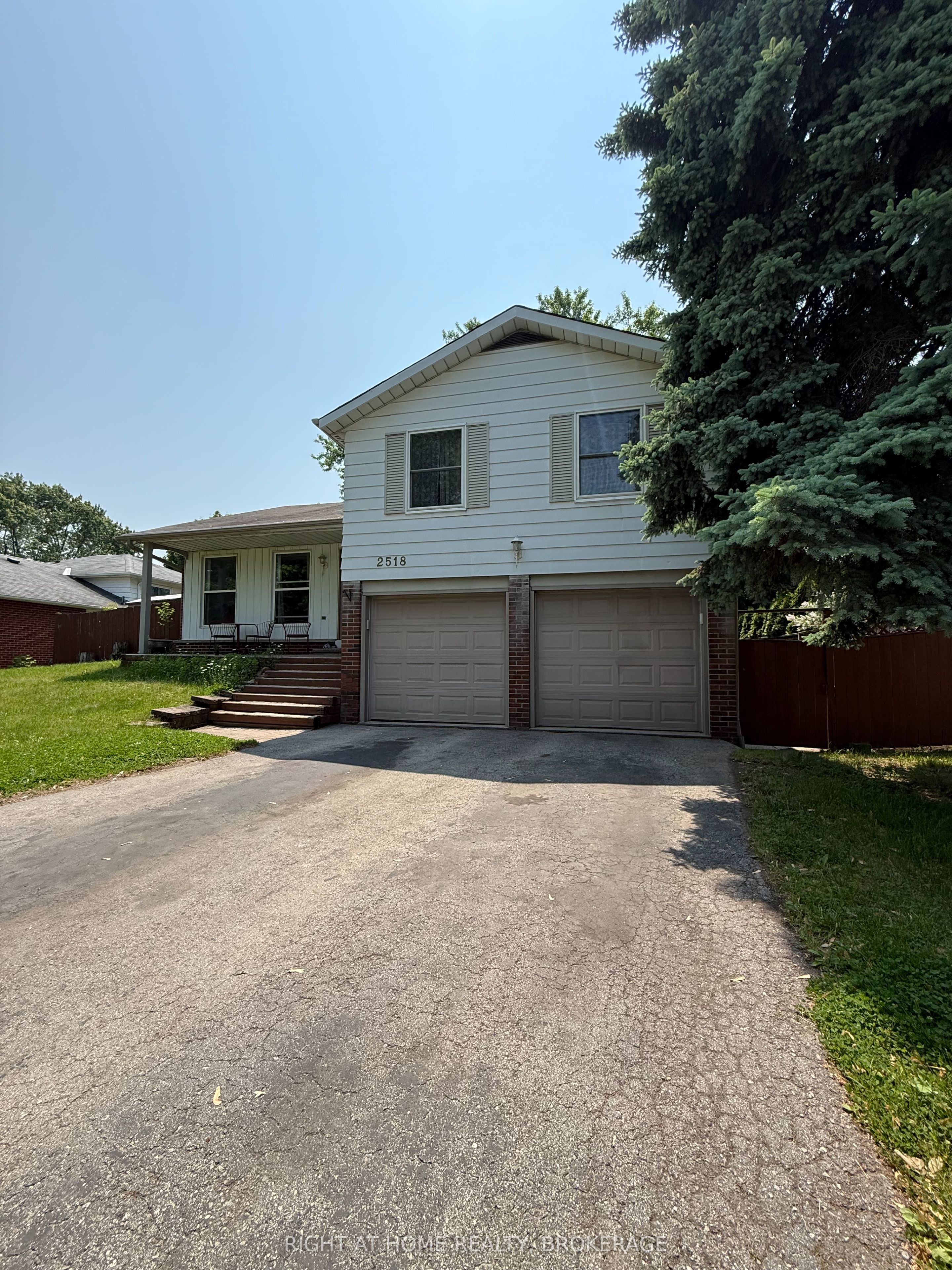 2518 Fifth Line Line W Property Photo 2