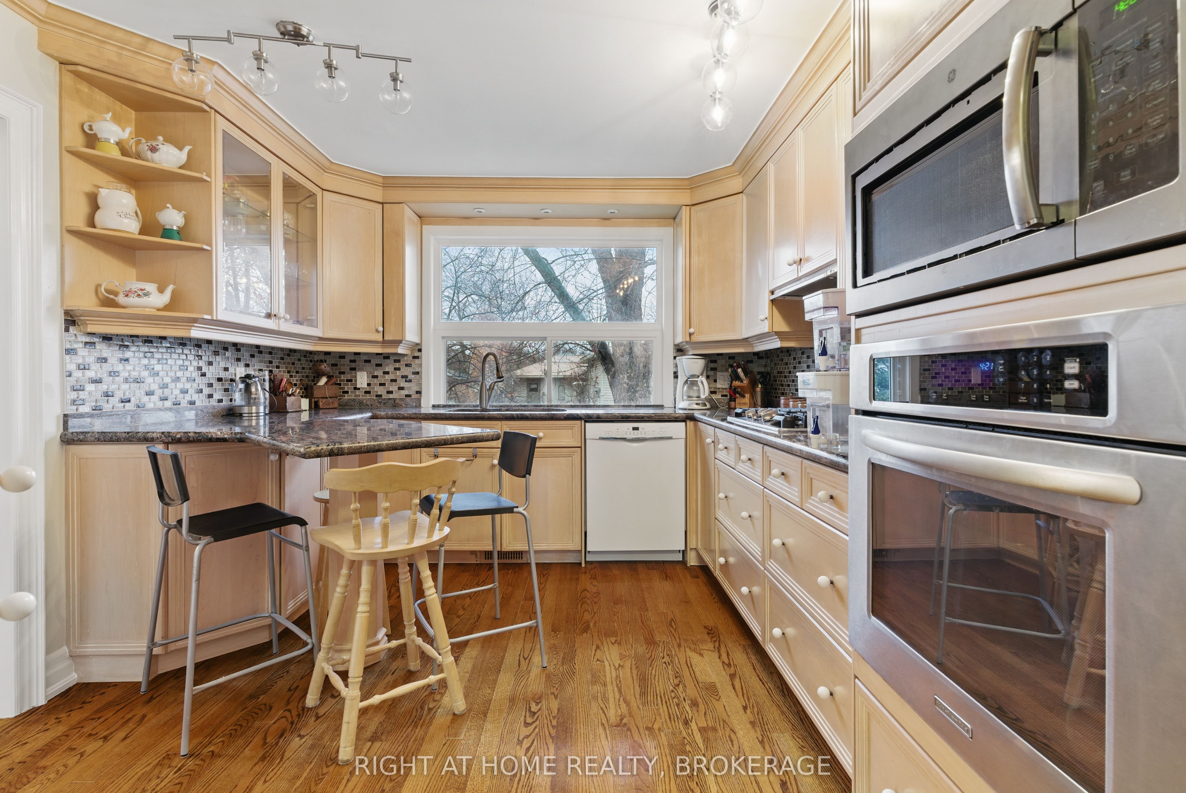 2518 Fifth Line Line W Property Photo 6