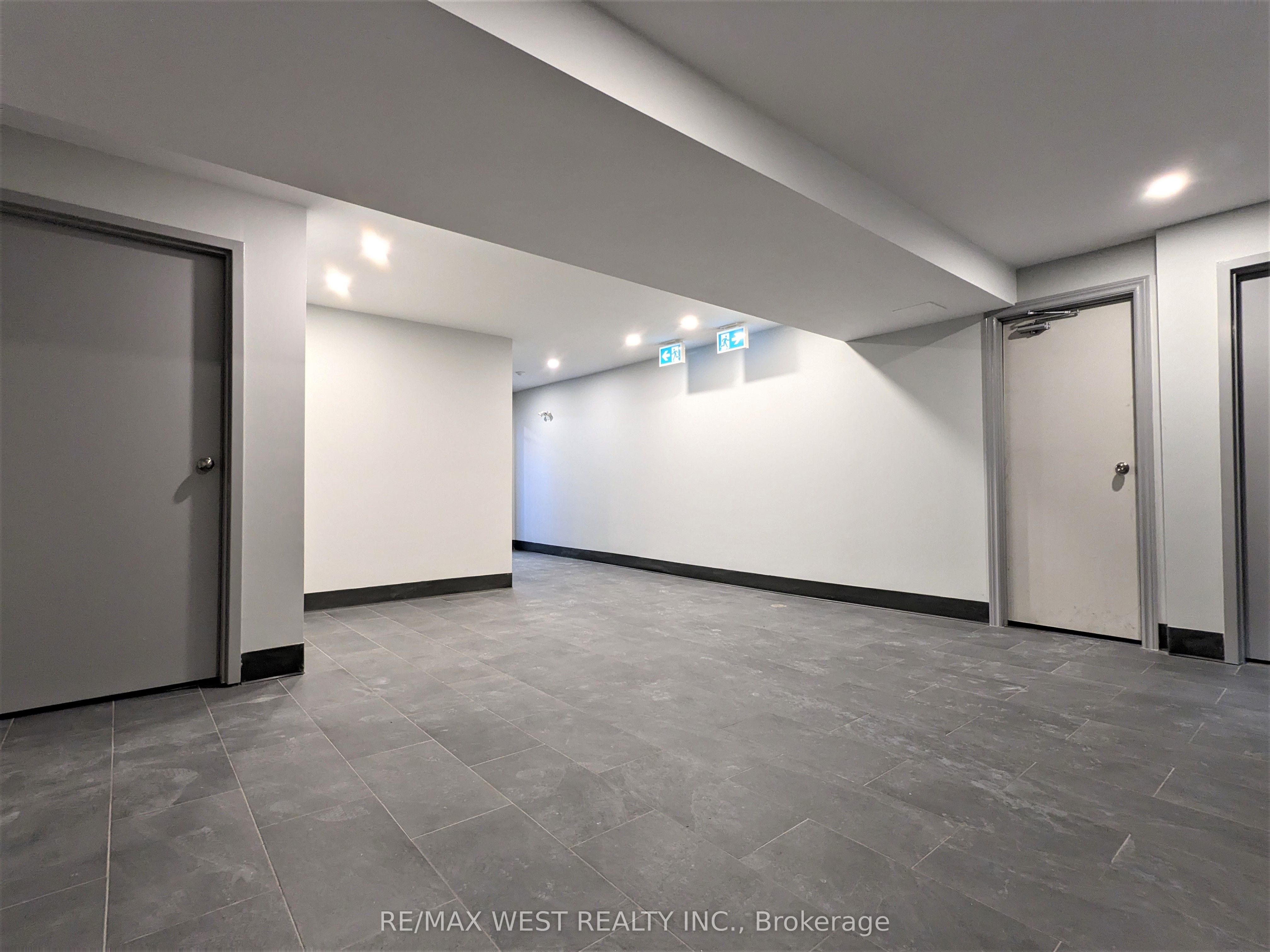 #ll1 - 2920 Dufferin Street Property Photo 7