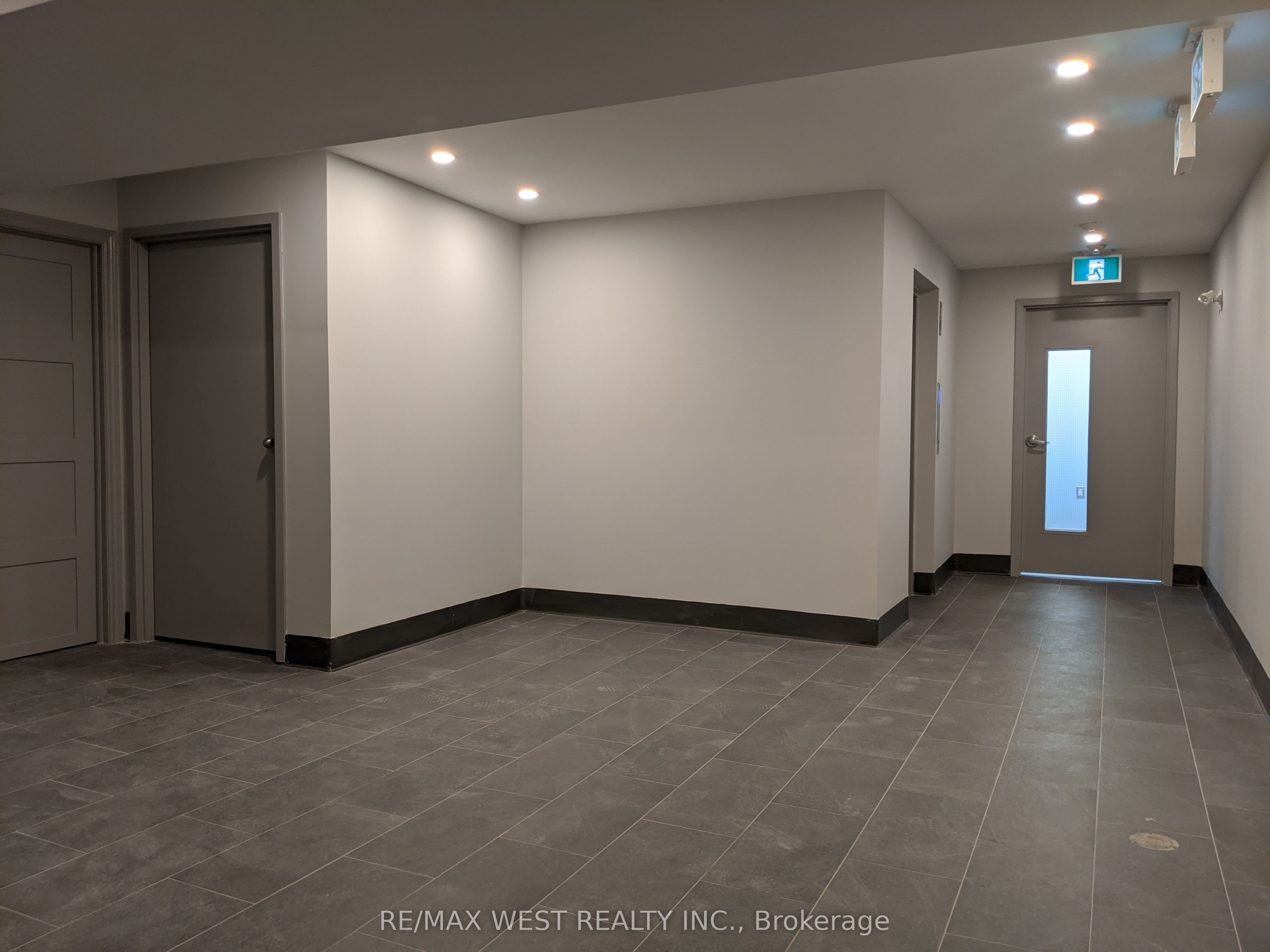 #ll1 - 2920 Dufferin Street Property Photo 8
