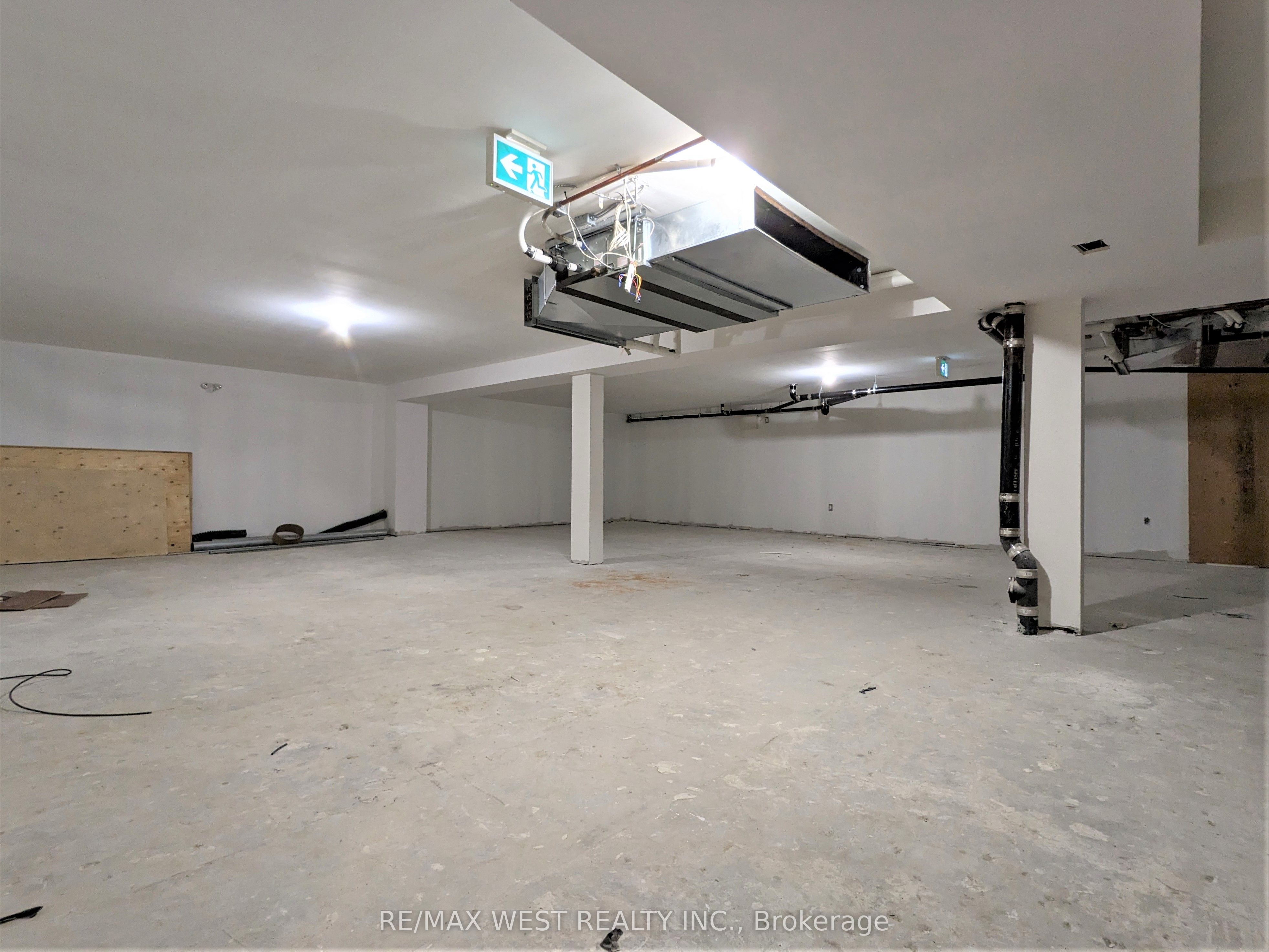 #ll1 - 2920 Dufferin Street Property Photo 9