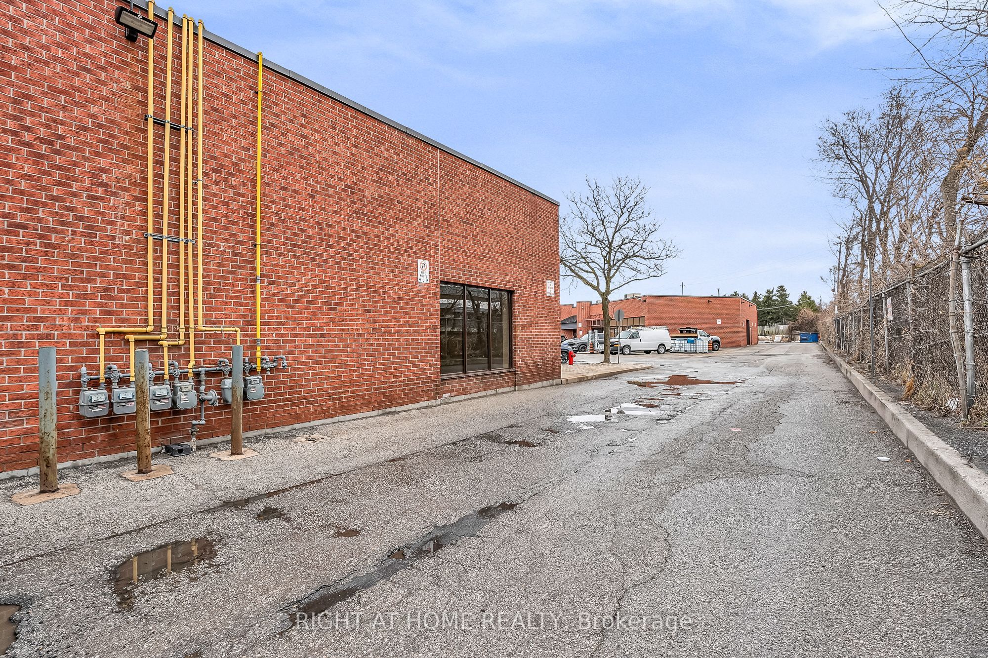 #29 - 2011 Lawrence Avenue Property Photo 20