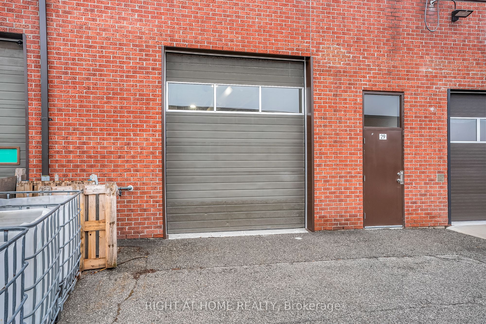 #29 - 2011 Lawrence Avenue Property Photo 23