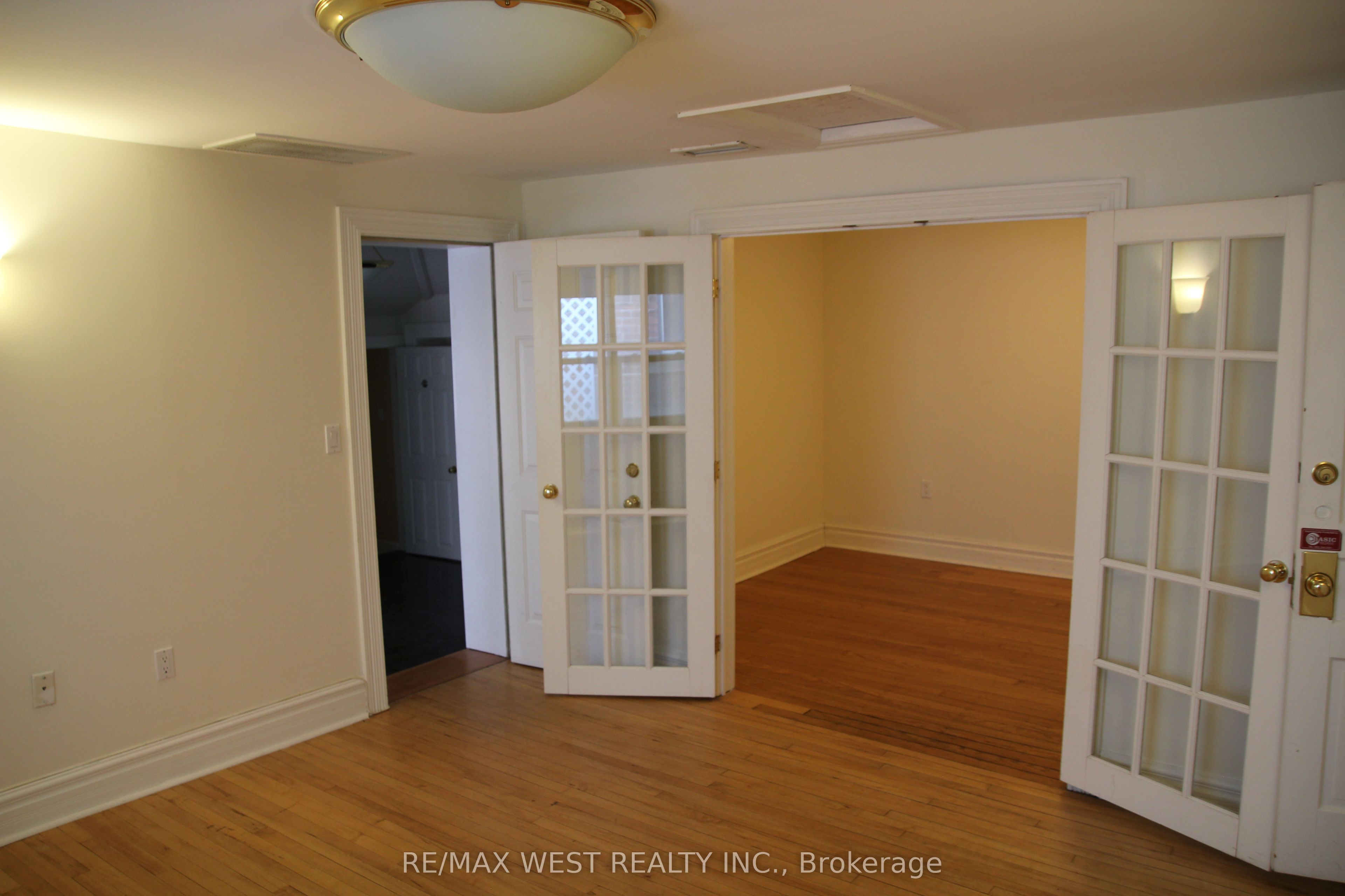 #102-103 - 191 Lakeshore Road Property Photo 2
