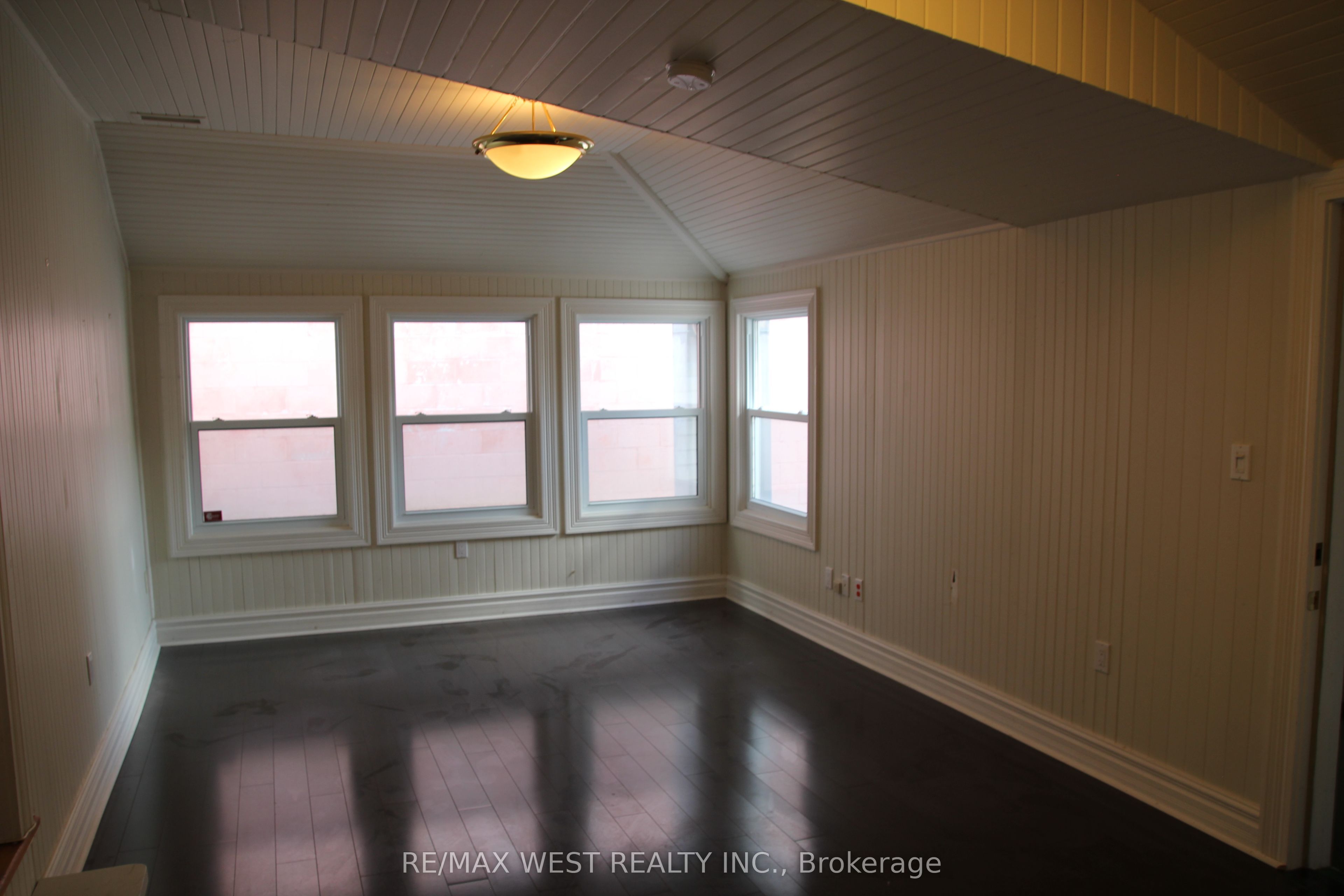#102-103 - 191 Lakeshore Road Property Photo 4