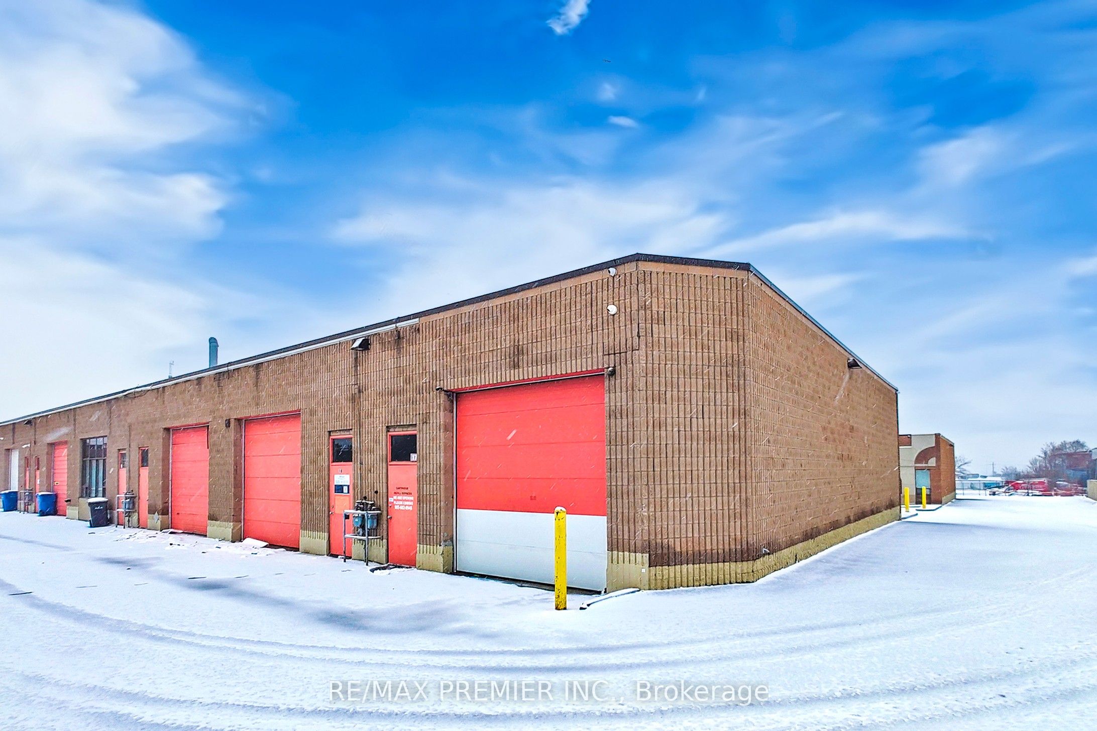 #17 - 5484 Tomken Road Property Photo 4