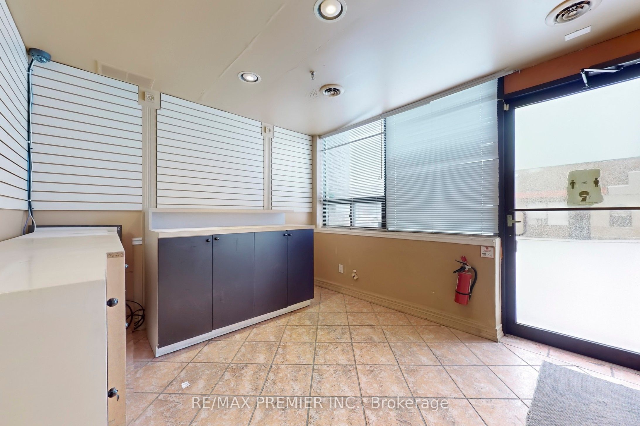 #17 - 5484 Tomken Road Property Photo 5