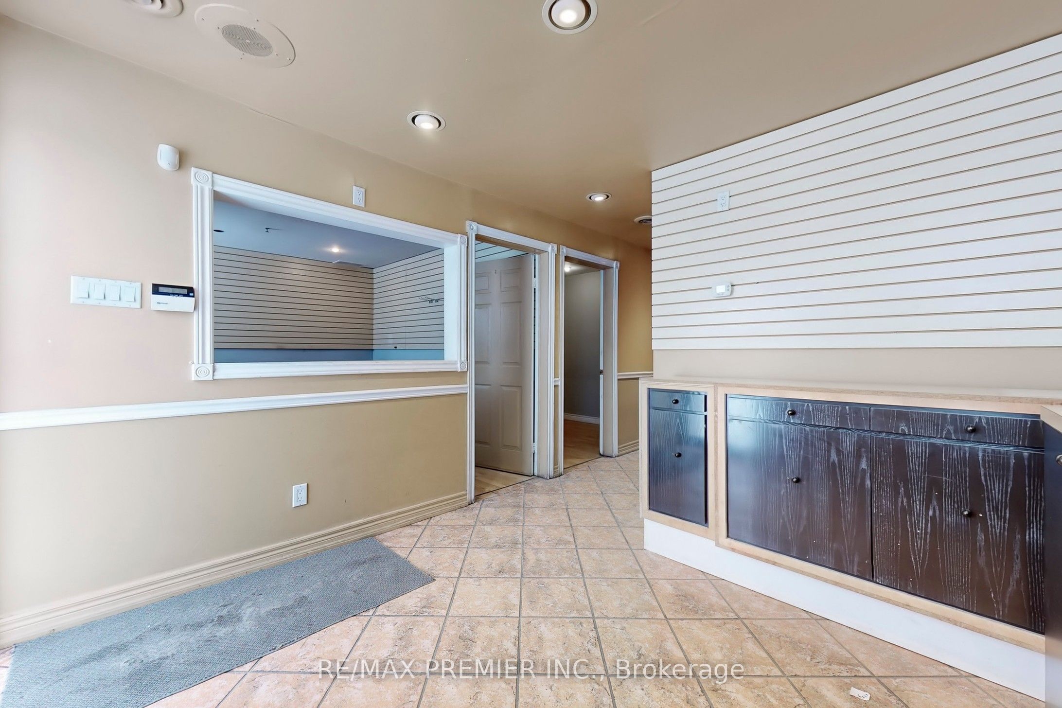 #17 - 5484 Tomken Road Property Photo 6