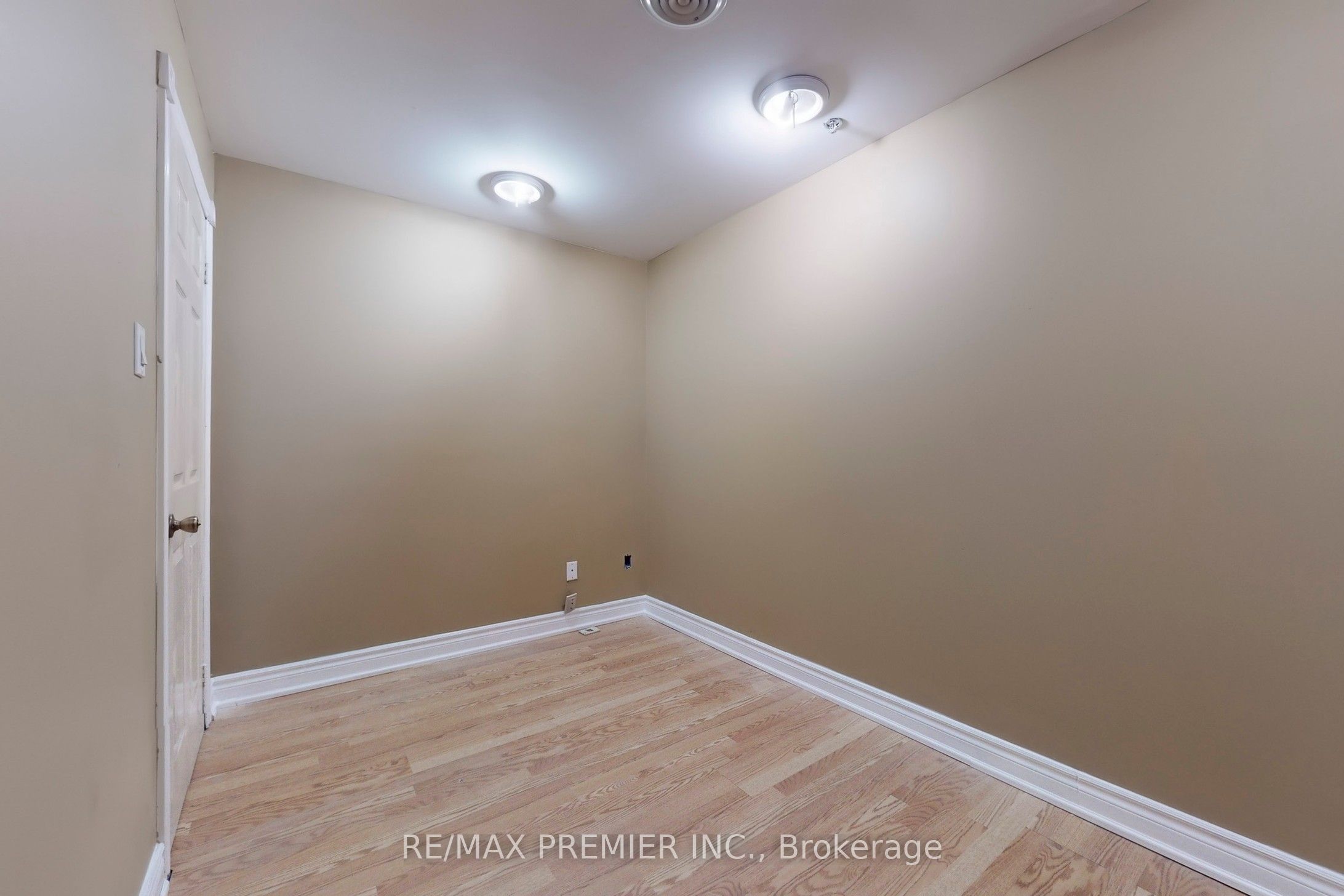 #17 - 5484 Tomken Road Property Photo 12