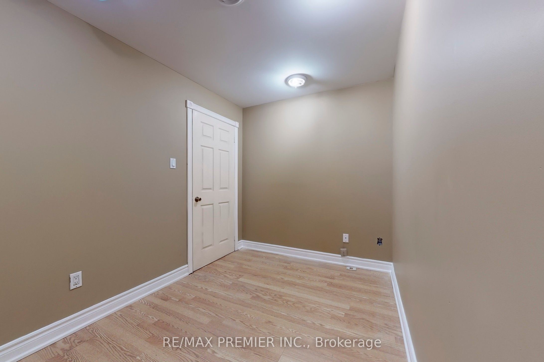 #17 - 5484 Tomken Road Property Photo 13