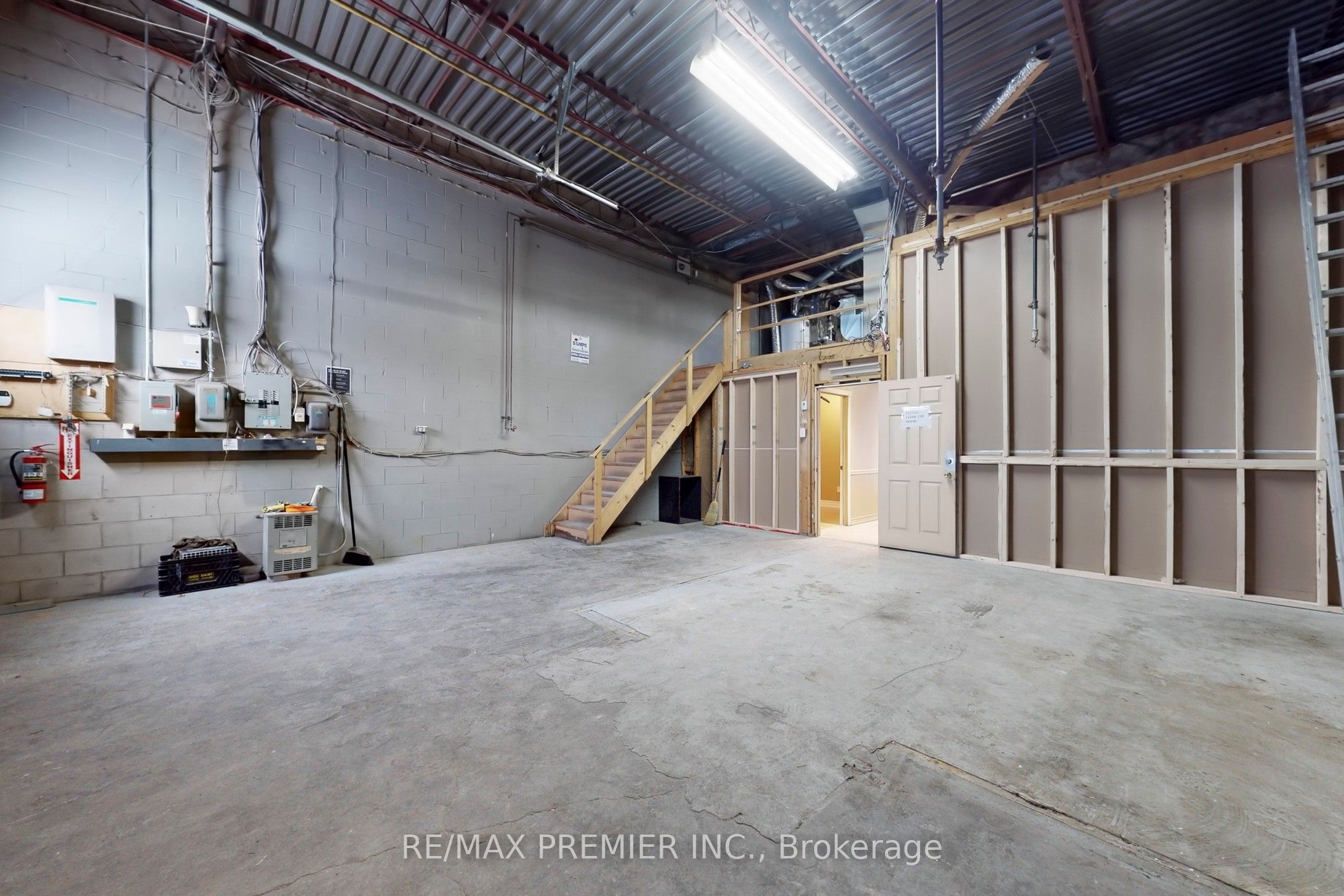 #17 - 5484 Tomken Road Property Photo 16
