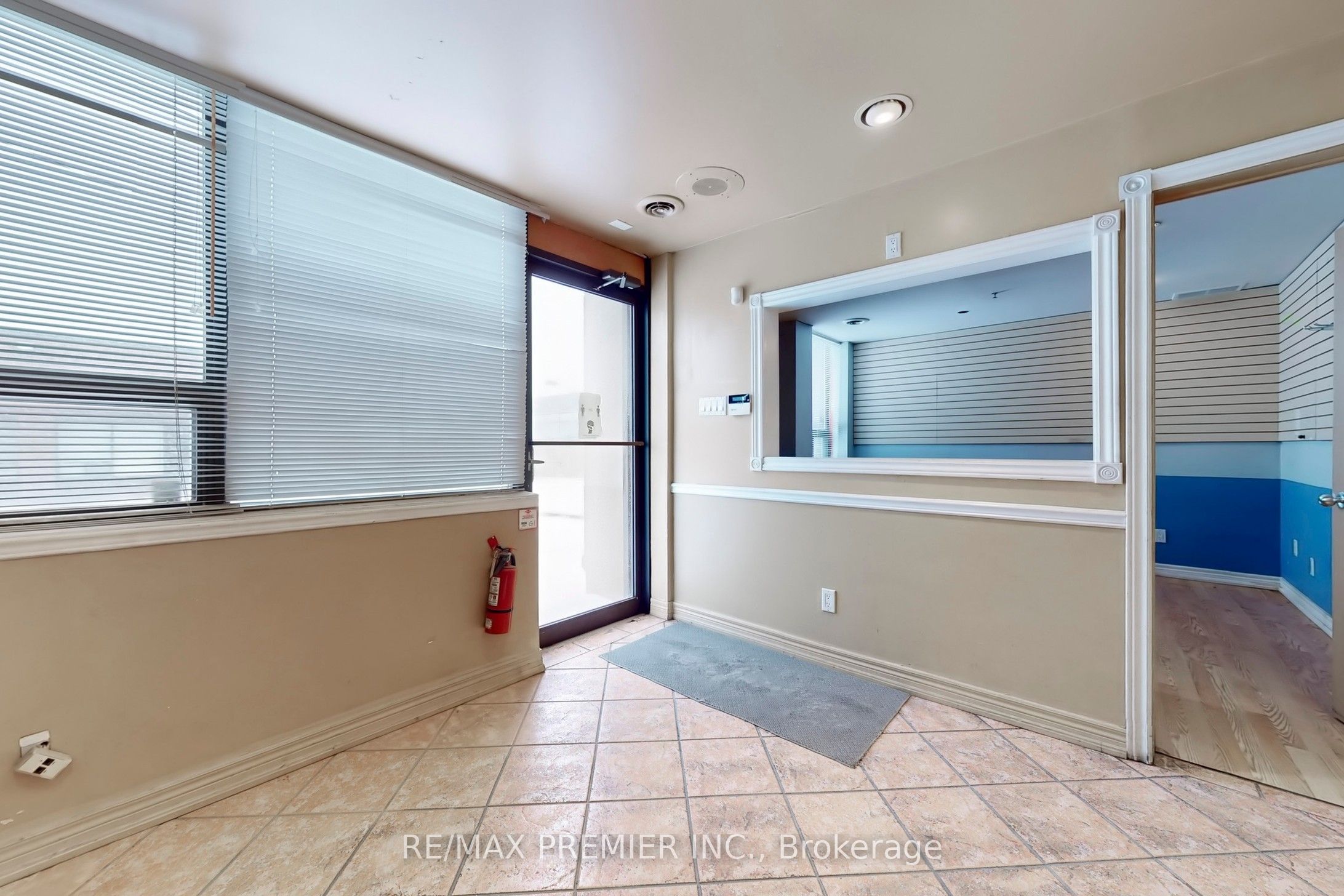 #17 - 5484 Tomken Road Property Photo 8