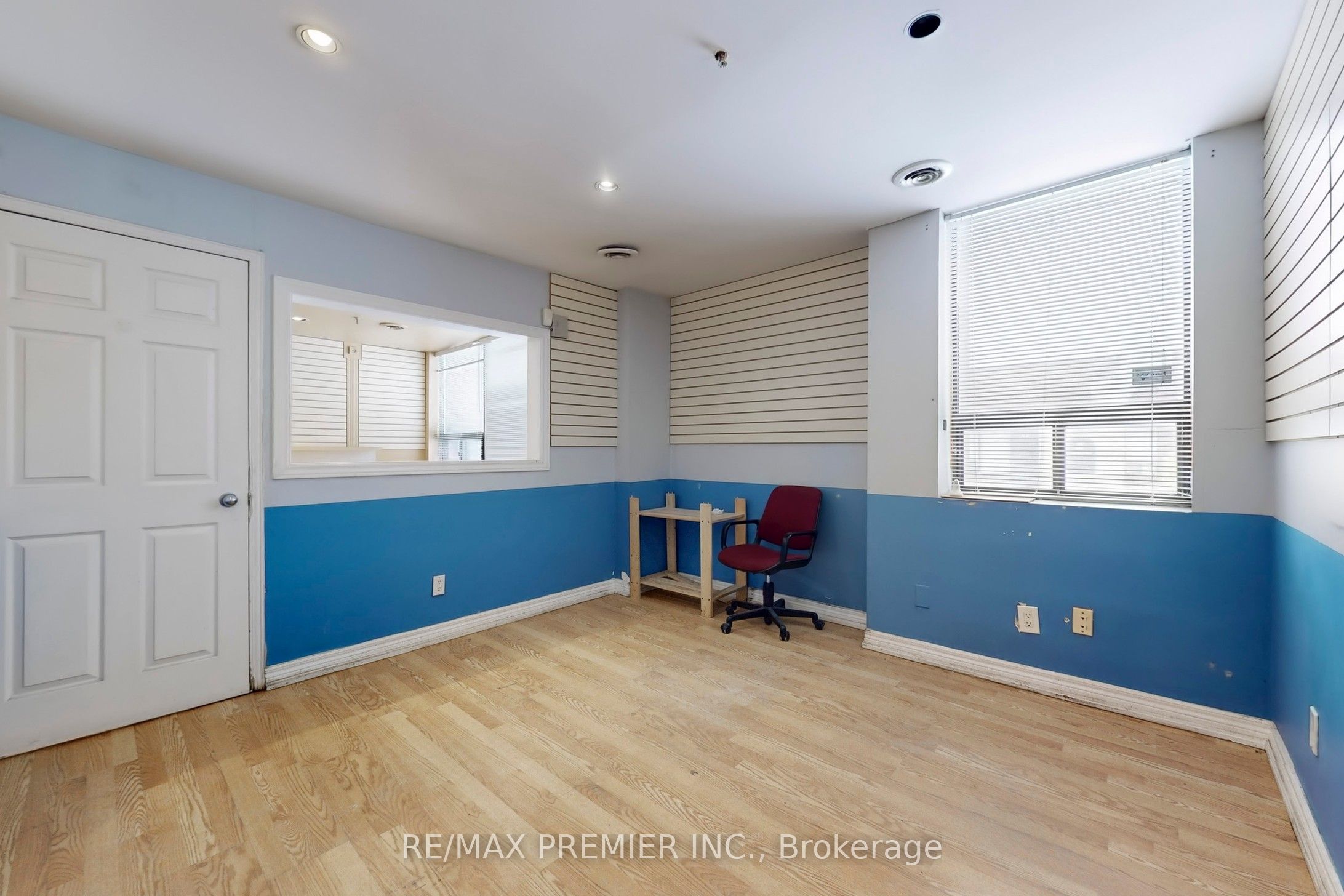 #17 - 5484 Tomken Road Property Photo 10