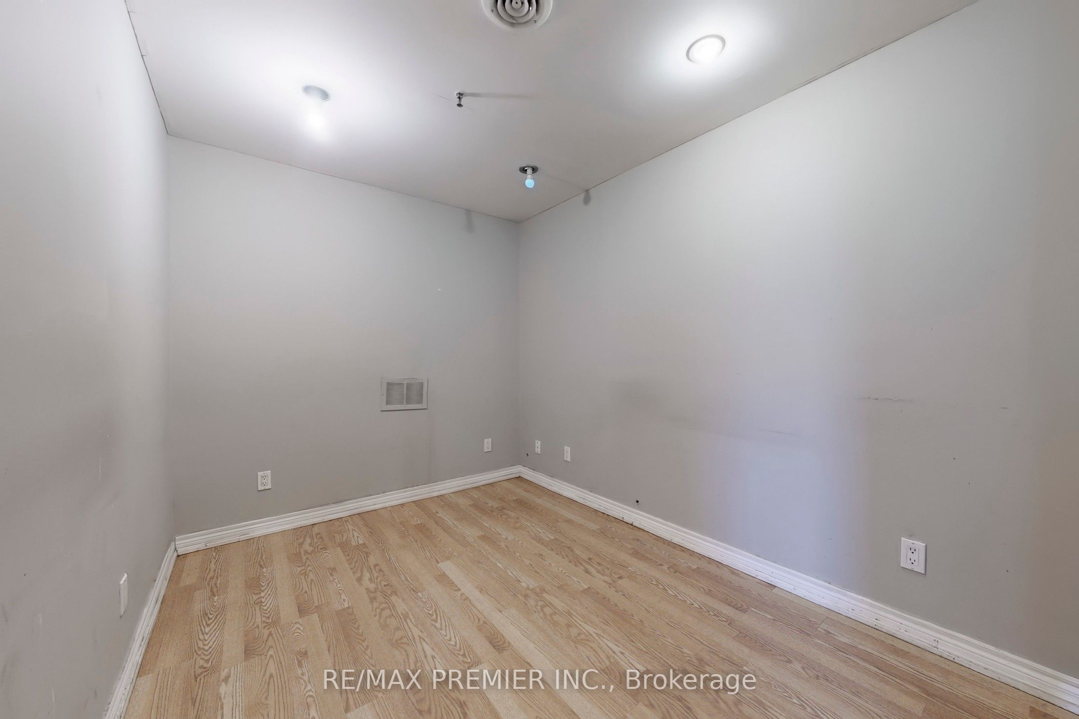 #17 - 5484 Tomken Road Property Photo 11