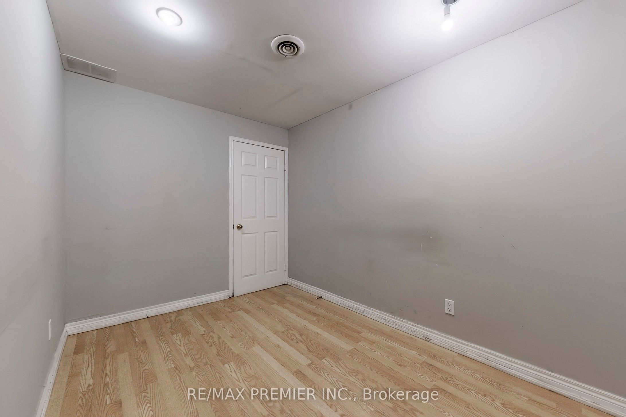 #17 - 5484 Tomken Road Property Photo 12