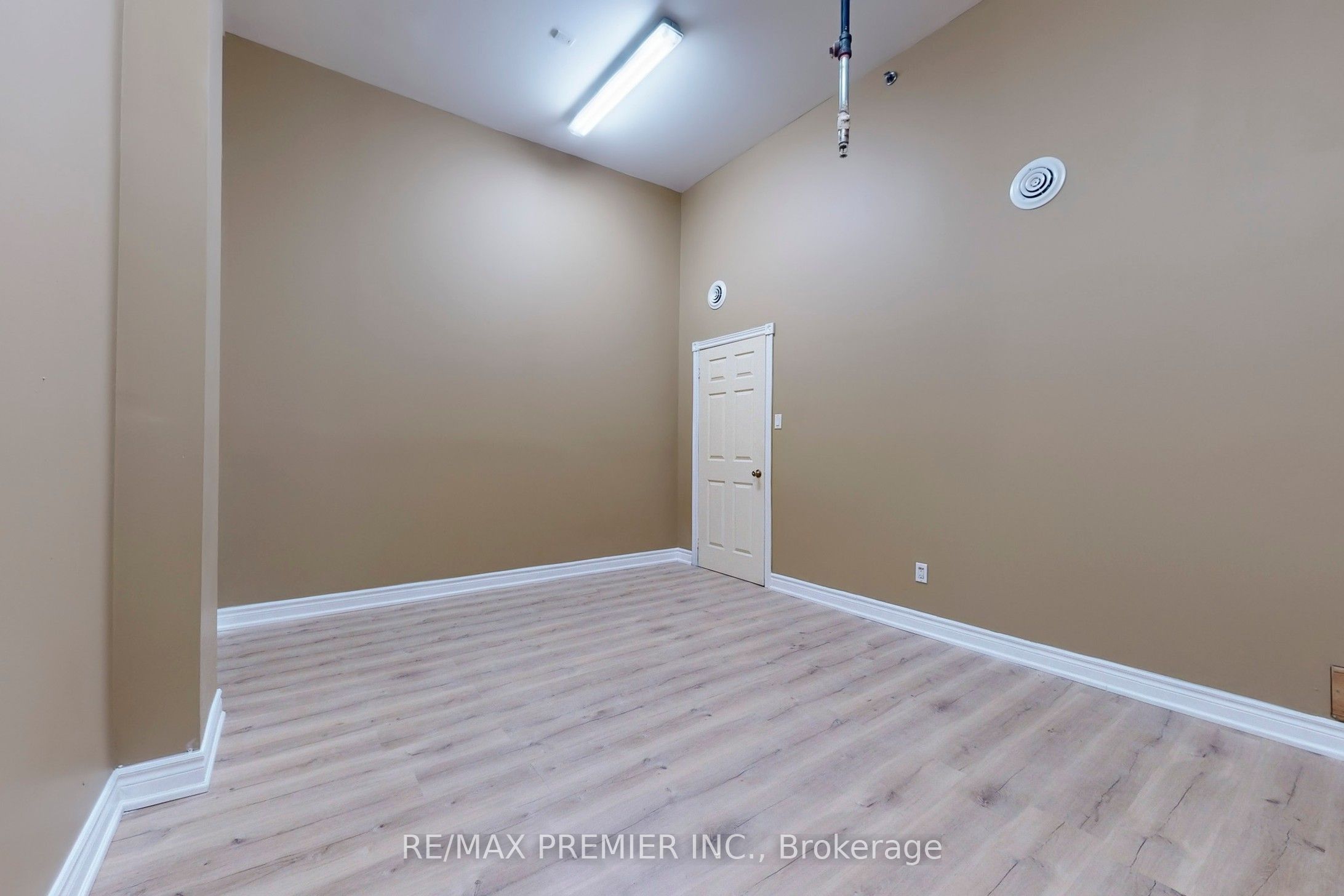 #17 - 5484 Tomken Road Property Photo 15
