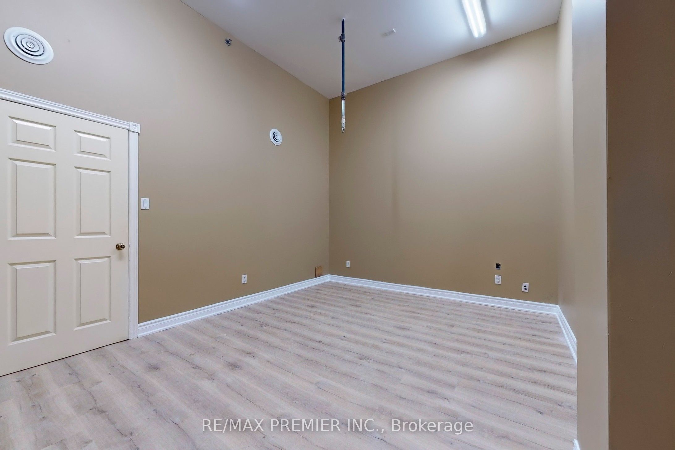 #17 - 5484 Tomken Road Property Photo 16