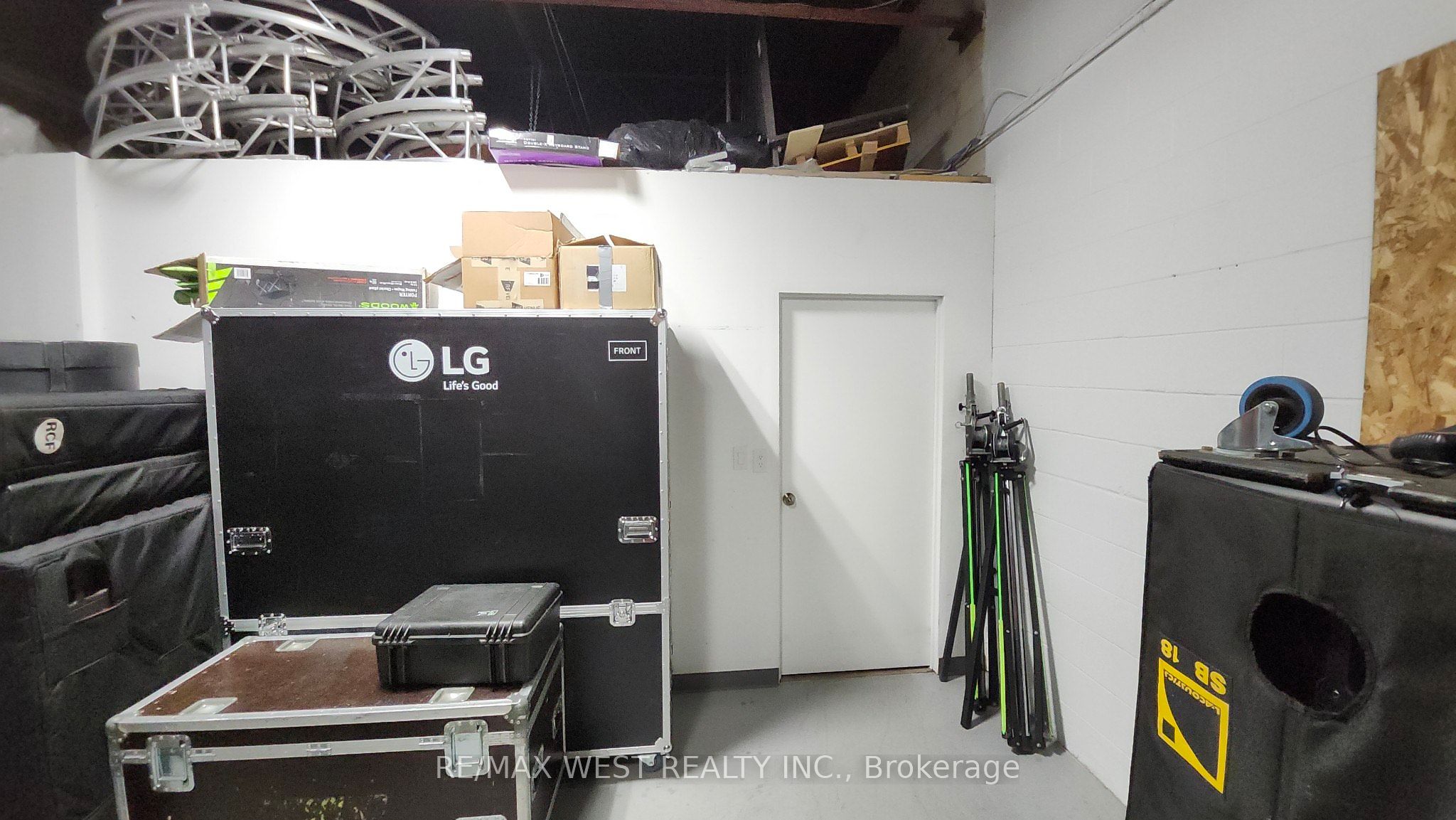 #d9 - 1585 Britannia Road Property Photo 4