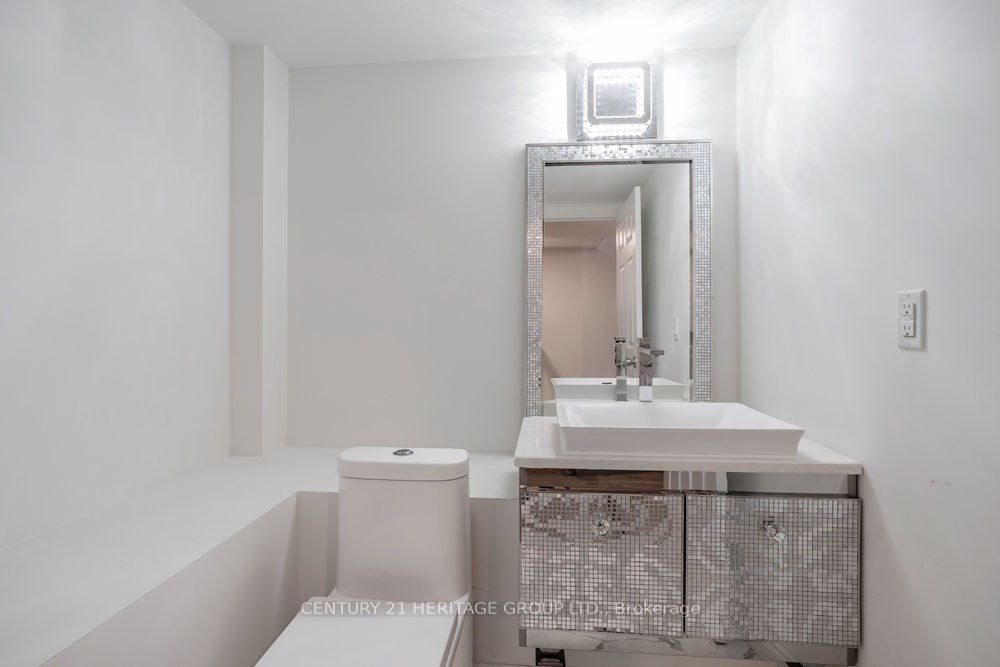 3063 Lake Shore Boulevard Property Photo 7