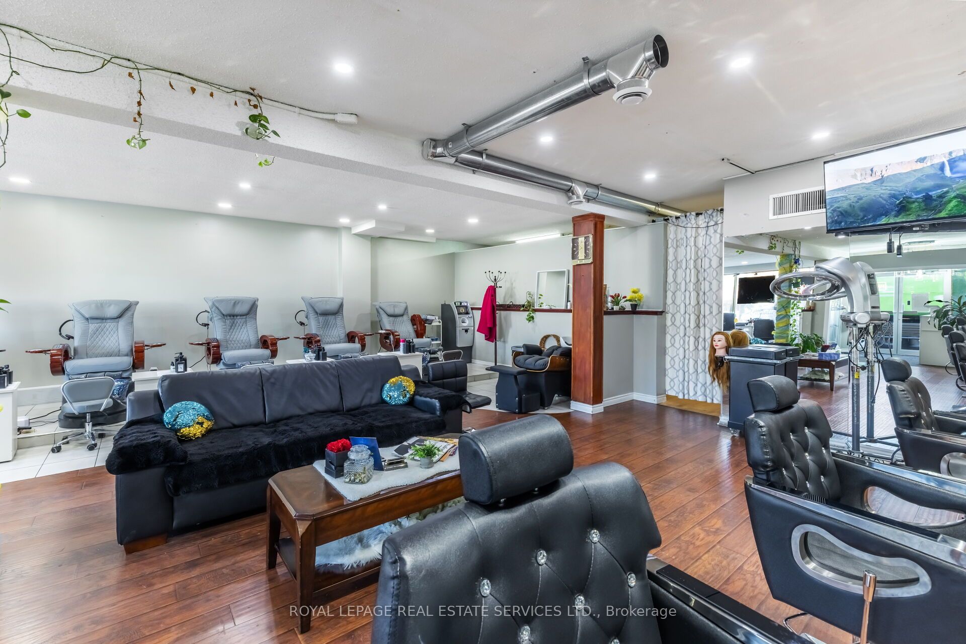 727 The Queensway Avenue Property Photo 1