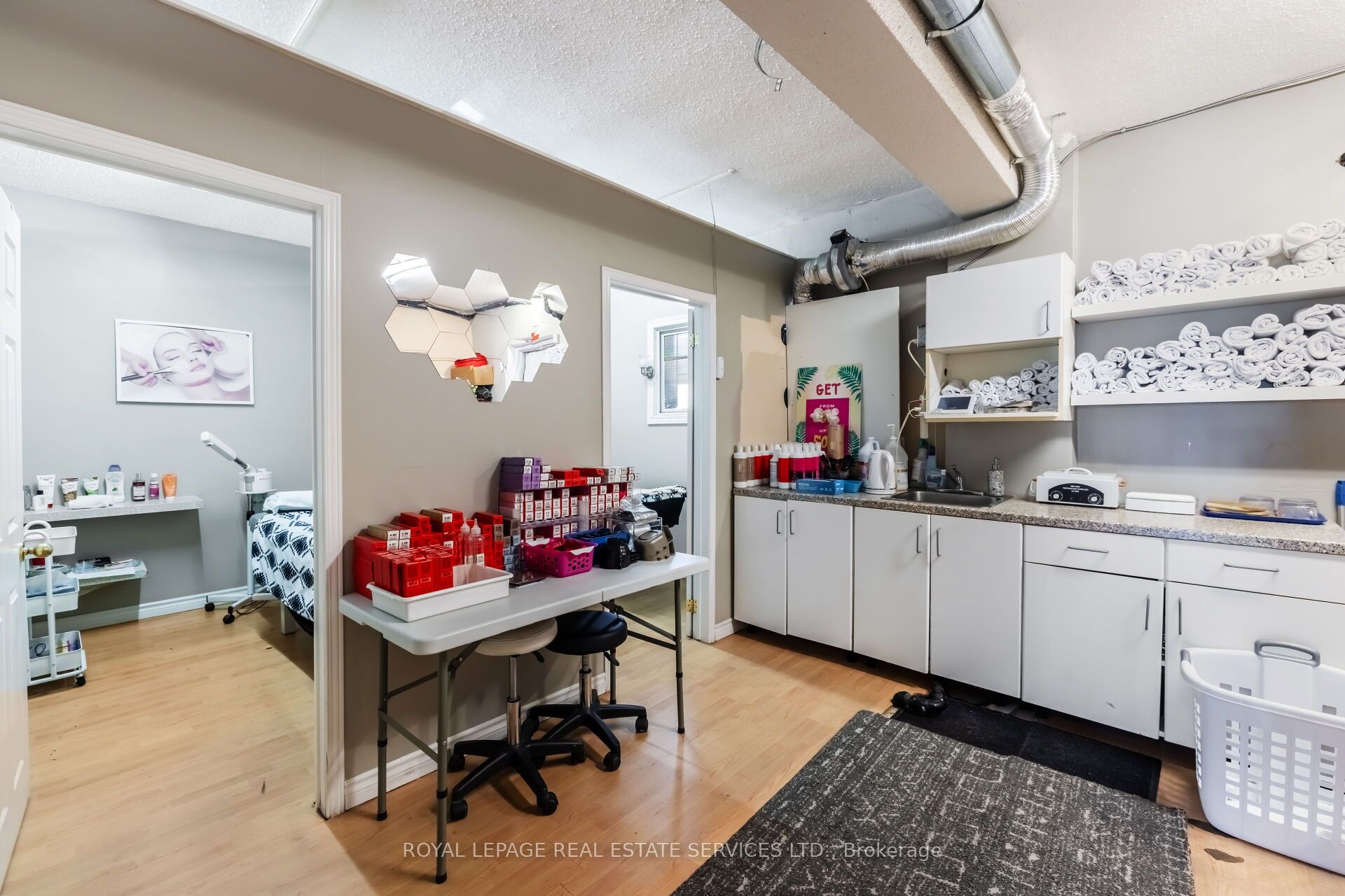 727 The Queensway Avenue Property Photo 3