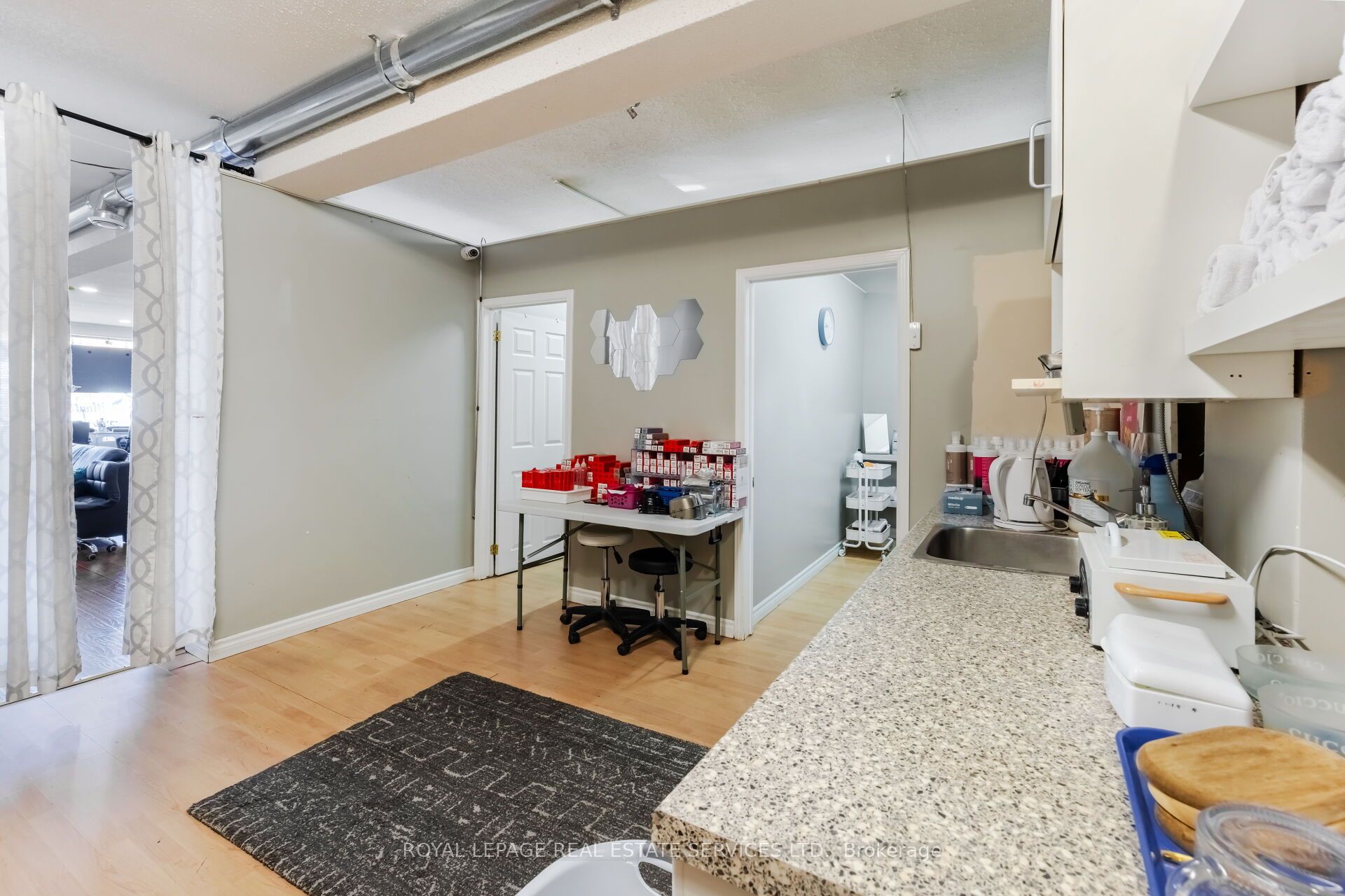 727 The Queensway Avenue Property Photo 5