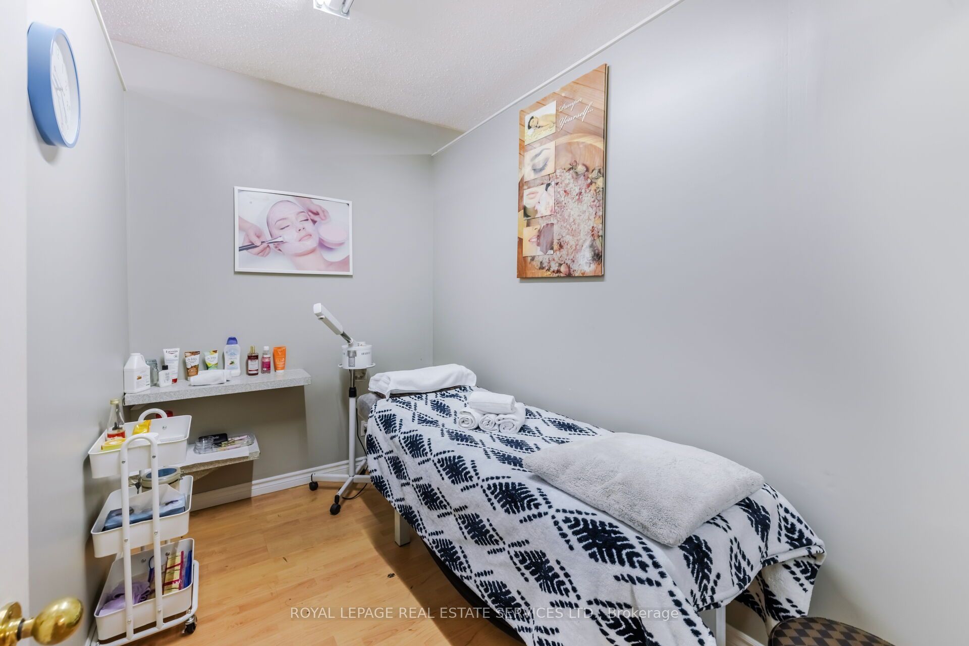 727 The Queensway Avenue Property Photo 7