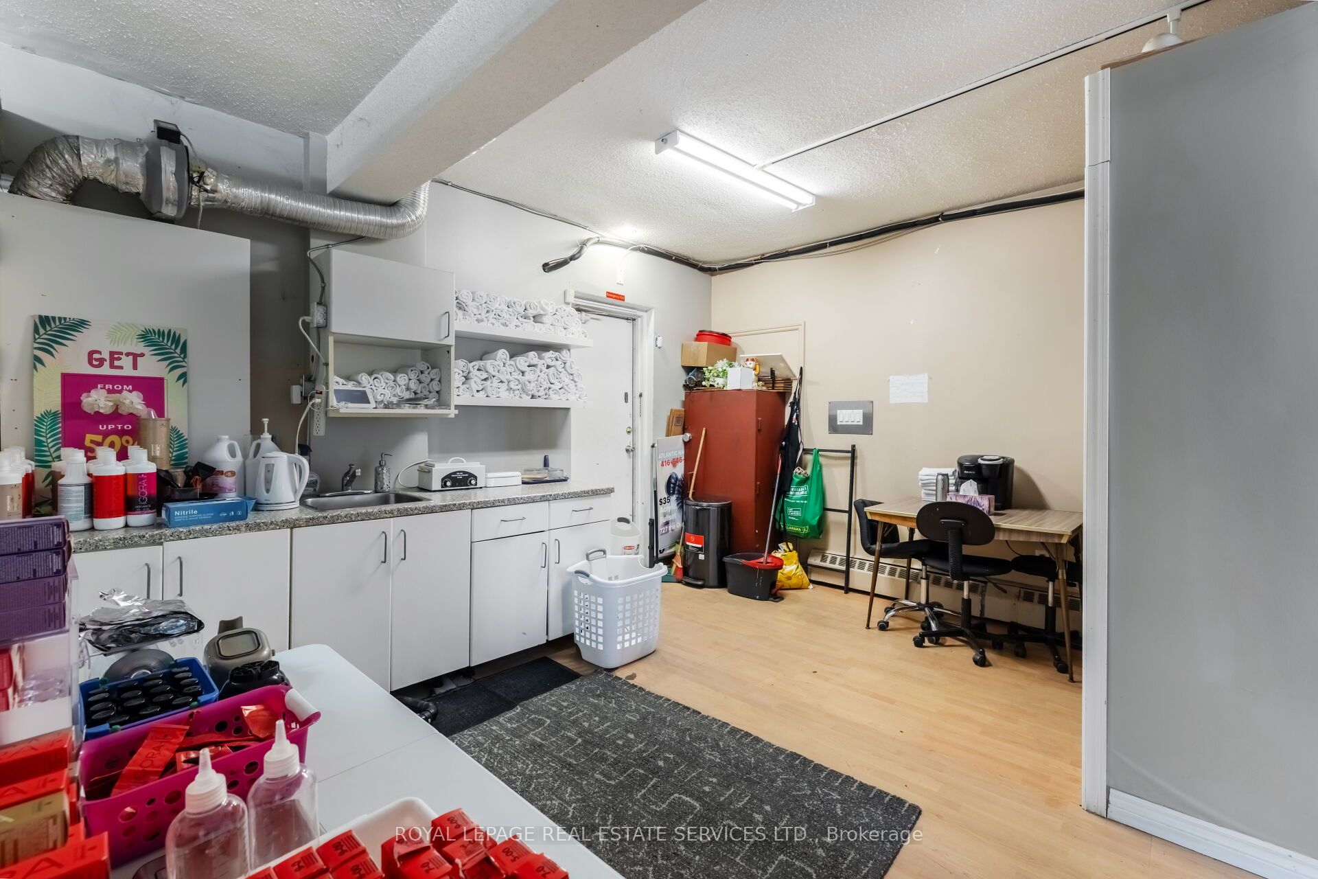 727 The Queensway Avenue Property Photo 8