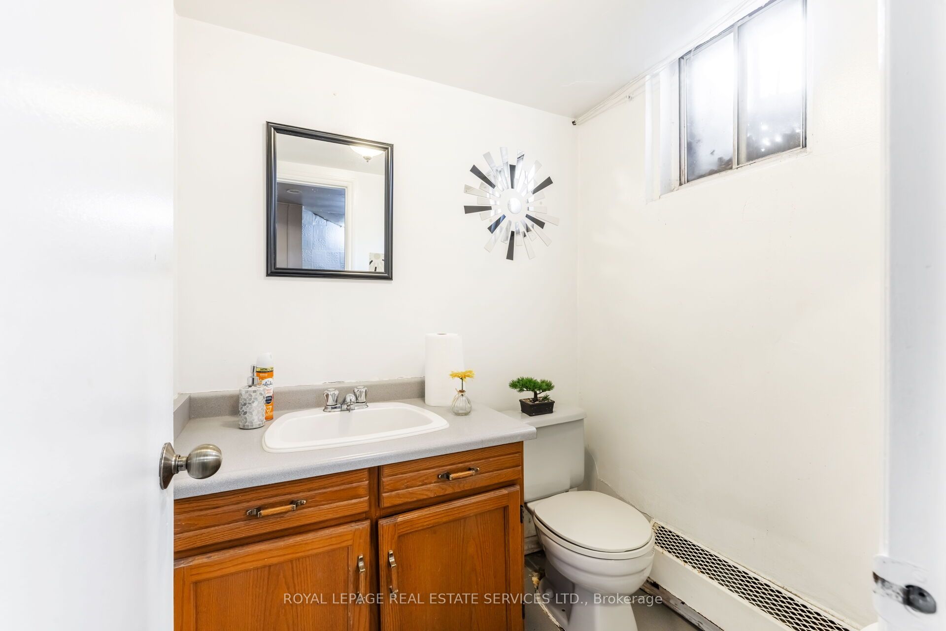 727 The Queensway Avenue Property Photo 10
