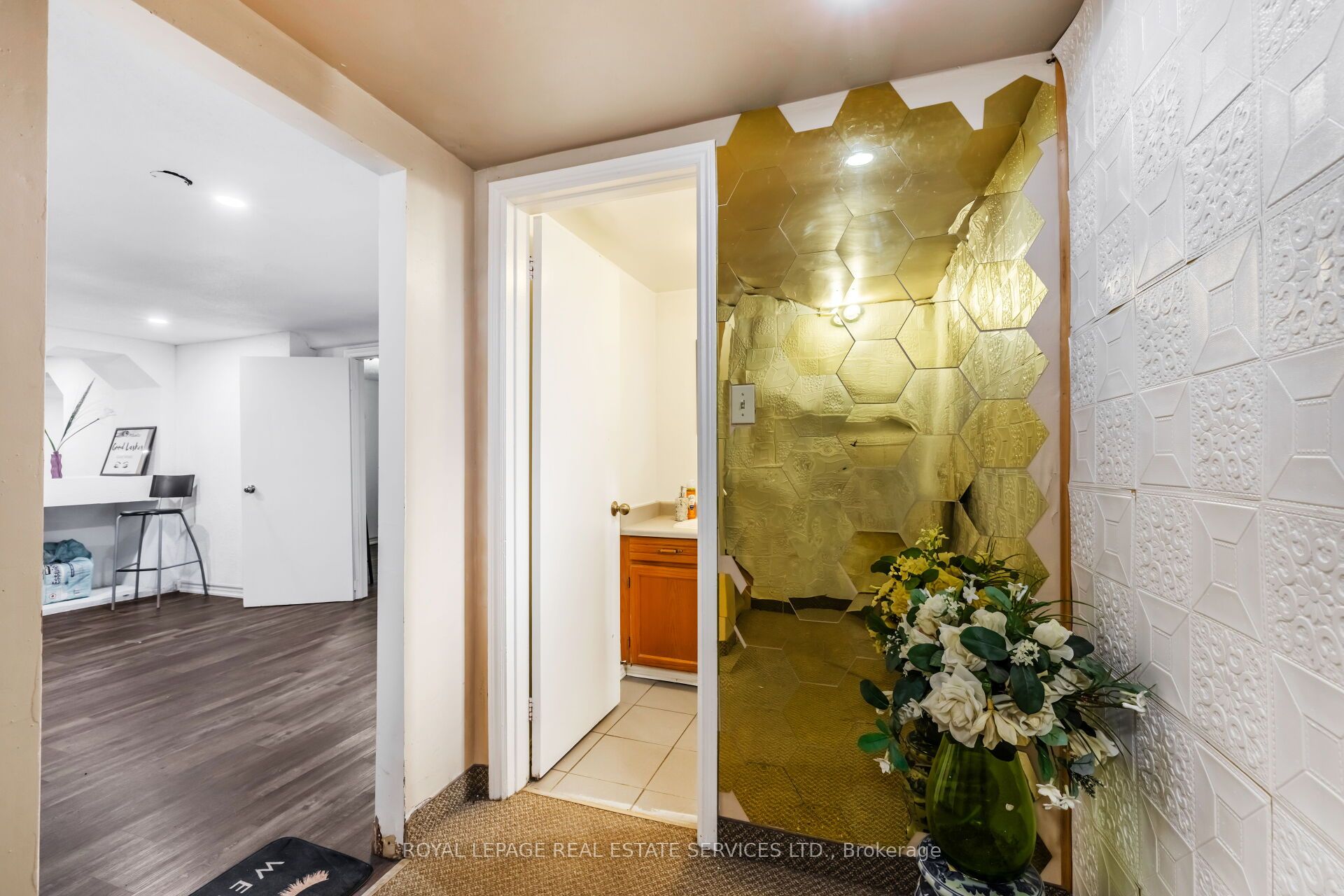 727 The Queensway Avenue Property Photo 12