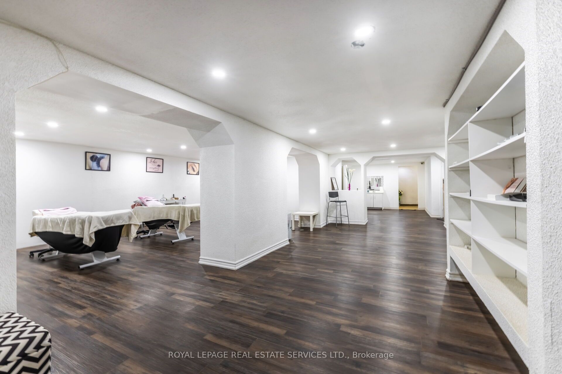 727 The Queensway Avenue Property Photo 16
