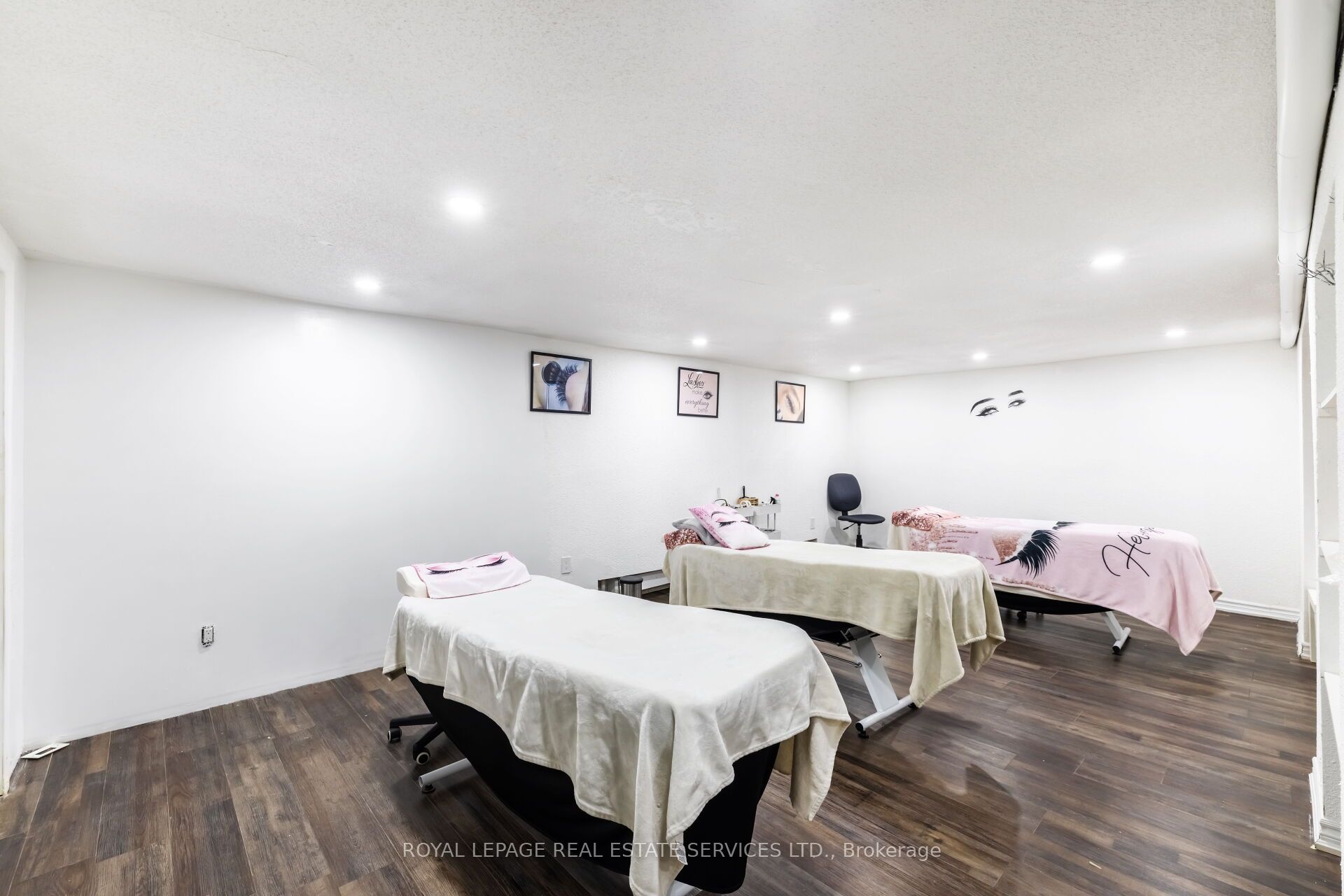 727 The Queensway Avenue Property Photo 17