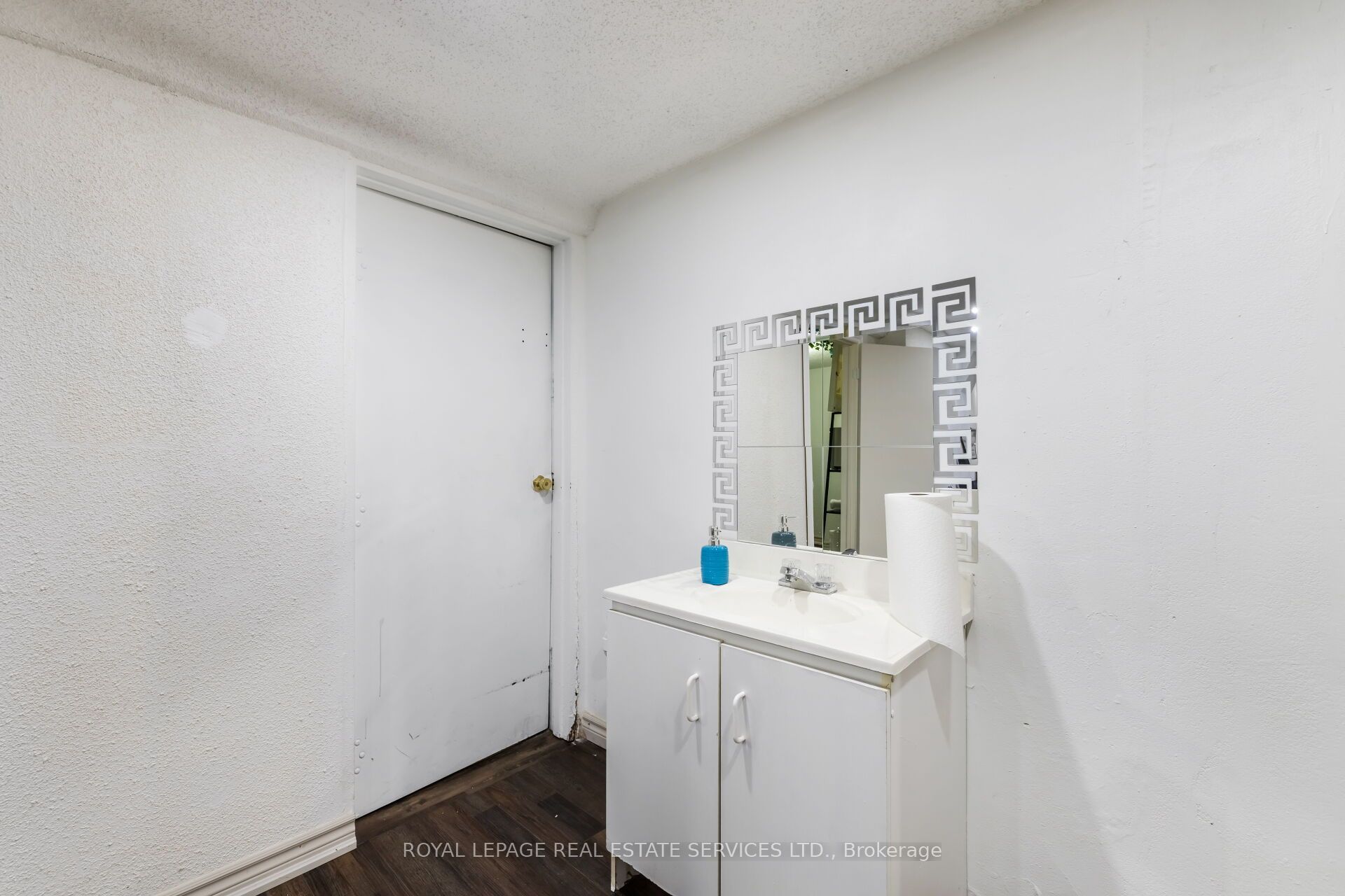 727 The Queensway Avenue Property Photo 24
