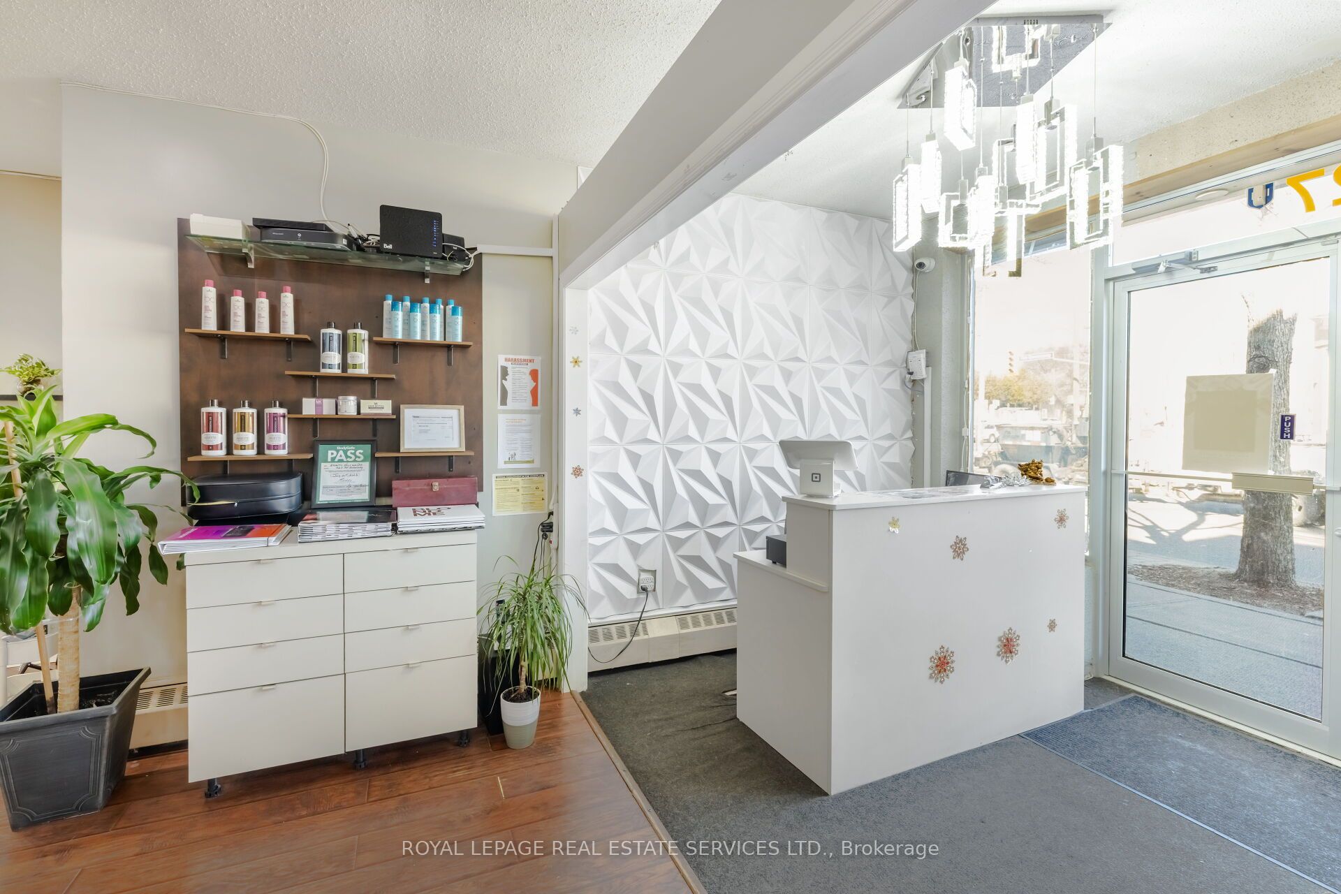 727 The Queensway Avenue Property Photo 37