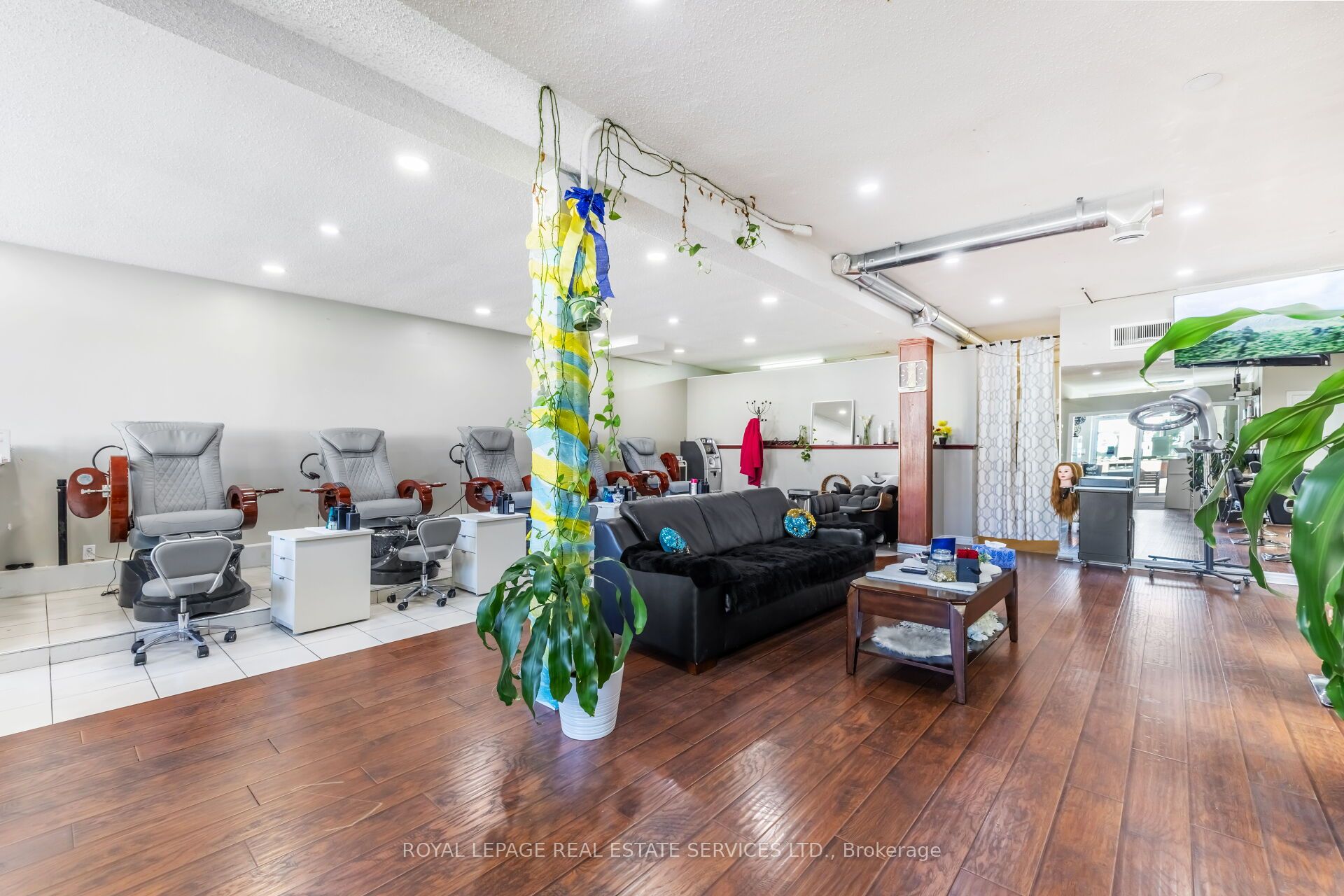 727 The Queensway Avenue Property Photo 42