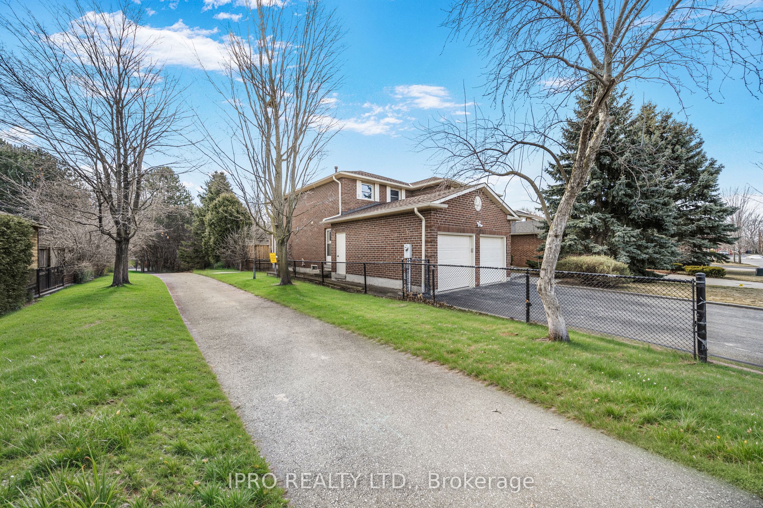 124 Barr Crescent Property Photo 2
