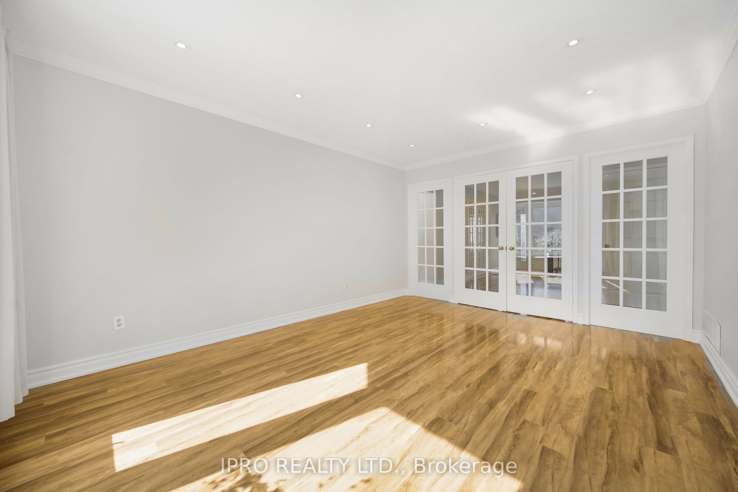 124 Barr Crescent Property Photo 7