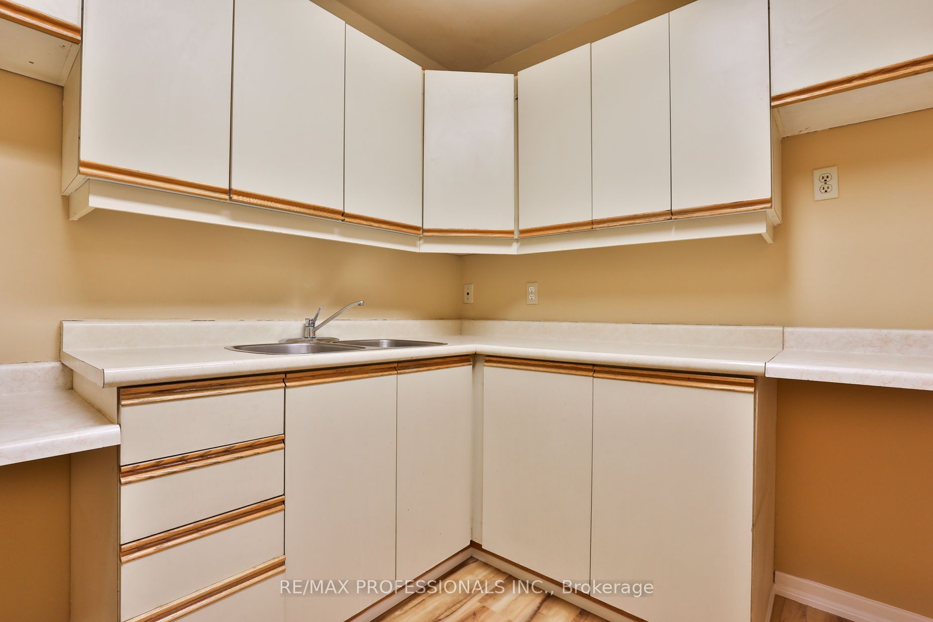#a - 2175 Bloor Street Property Photo 18