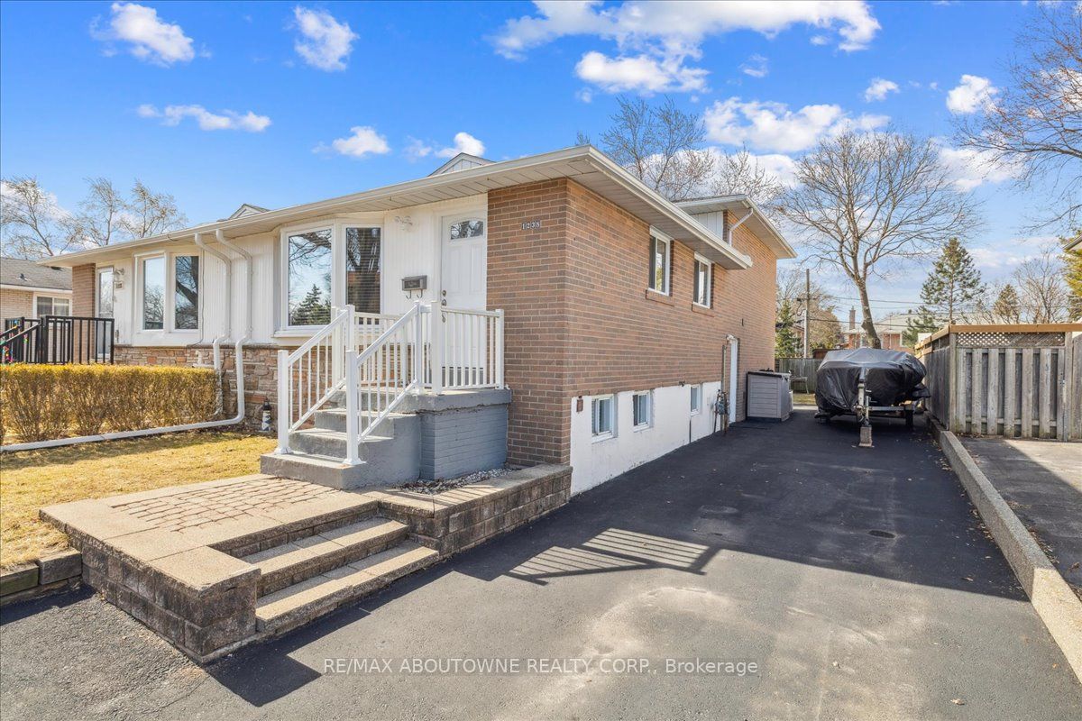 1238 Napier Crescent Property Photo